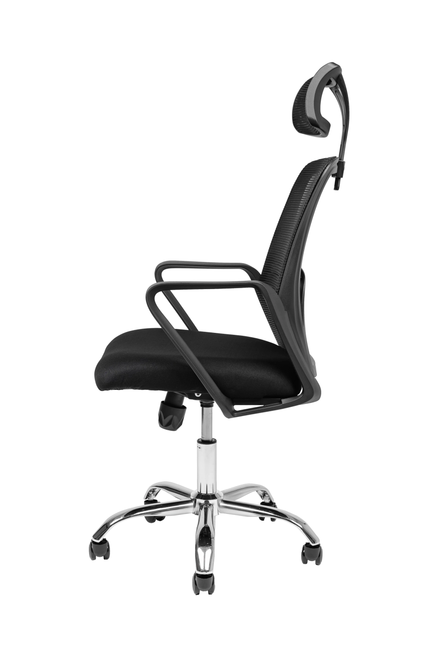 Modena: Alege eleganța pură: construcție ergonomică într-un finisaj complet negru care se integrează discret în orice decor. Șezutul tapițat este suficient de ferm pentru susținere corectă, dar plăcut la atingere, iar spătarul din plasă acrilică previne acumularea căldurii. Tetiera ajustabilă îți adaptează sprijinul cervical, în timp ce suportul lombar fix promovează postura sănătoasă. Cotierele fixe stabilesc un unghi natural pentru antebrațe, reducând tensiunea în umeri. Roțile din nailon garantează mobilitate lină și protecție pentru pardoseală. Rezultatul: productivitate fără compromisuri între confort și stil sobru.