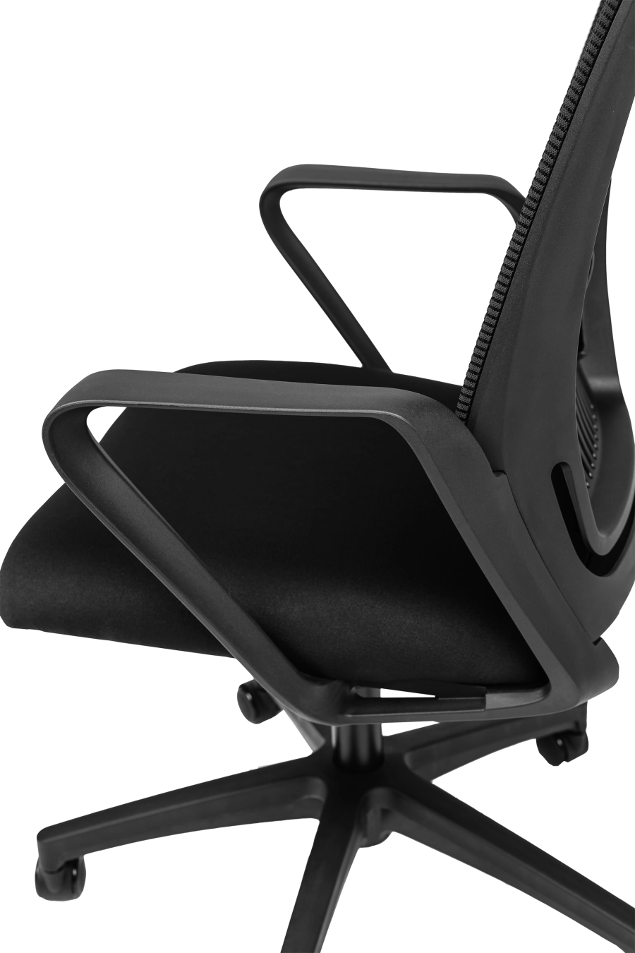 Venezia: Pentru cei ce apreciază simplitatea funcțională, CUSTÓ Venezia combină un șezut textil respirabil cu spătar din plasă acrilică, menținându-te răcoros în zilele solicitante. Suportul lombar fix stabilizează zona inferioară a spatelui, iar tetiera reglabilă pe înălțime relaxează ceafa în pauzele scurte. Cotierele fixe asigură sprijin constant, prevenind încordarea brațelor. Baza rotativă permite acces rapid la întregul spațiu de lucru, iar roțile din plastic oferă deplasare ușoară pe suprafețe dure. Designul compact îl face ideal pentru birouri de mărime redusă sau spații de studiu.