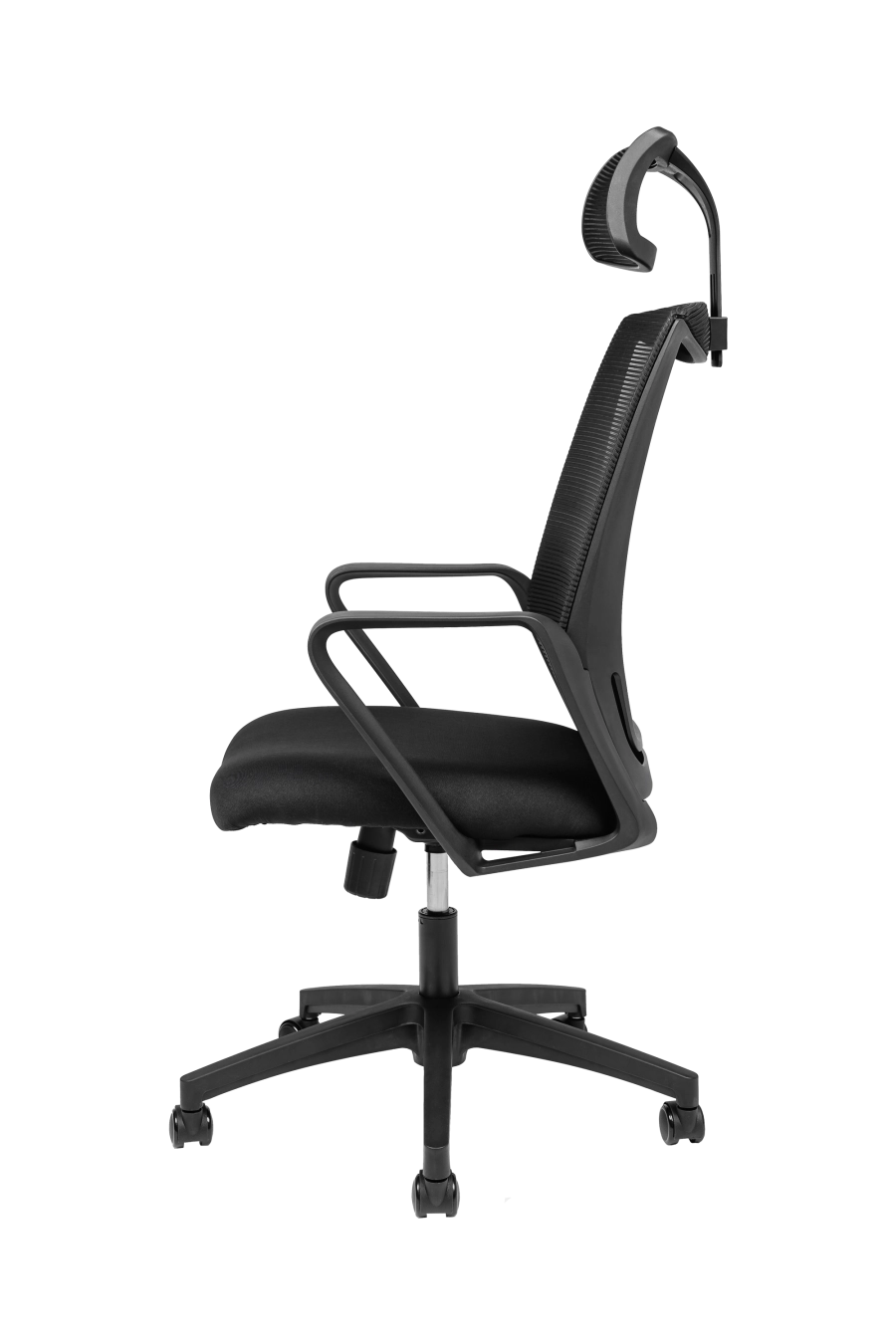 Venezia: Pentru cei ce apreciază simplitatea funcțională, CUSTÓ Venezia combină un șezut textil respirabil cu spătar din plasă acrilică, menținându-te răcoros în zilele solicitante. Suportul lombar fix stabilizează zona inferioară a spatelui, iar tetiera reglabilă pe înălțime relaxează ceafa în pauzele scurte. Cotierele fixe asigură sprijin constant, prevenind încordarea brațelor. Baza rotativă permite acces rapid la întregul spațiu de lucru, iar roțile din plastic oferă deplasare ușoară pe suprafețe dure. Designul compact îl face ideal pentru birouri de mărime redusă sau spații de studiu.