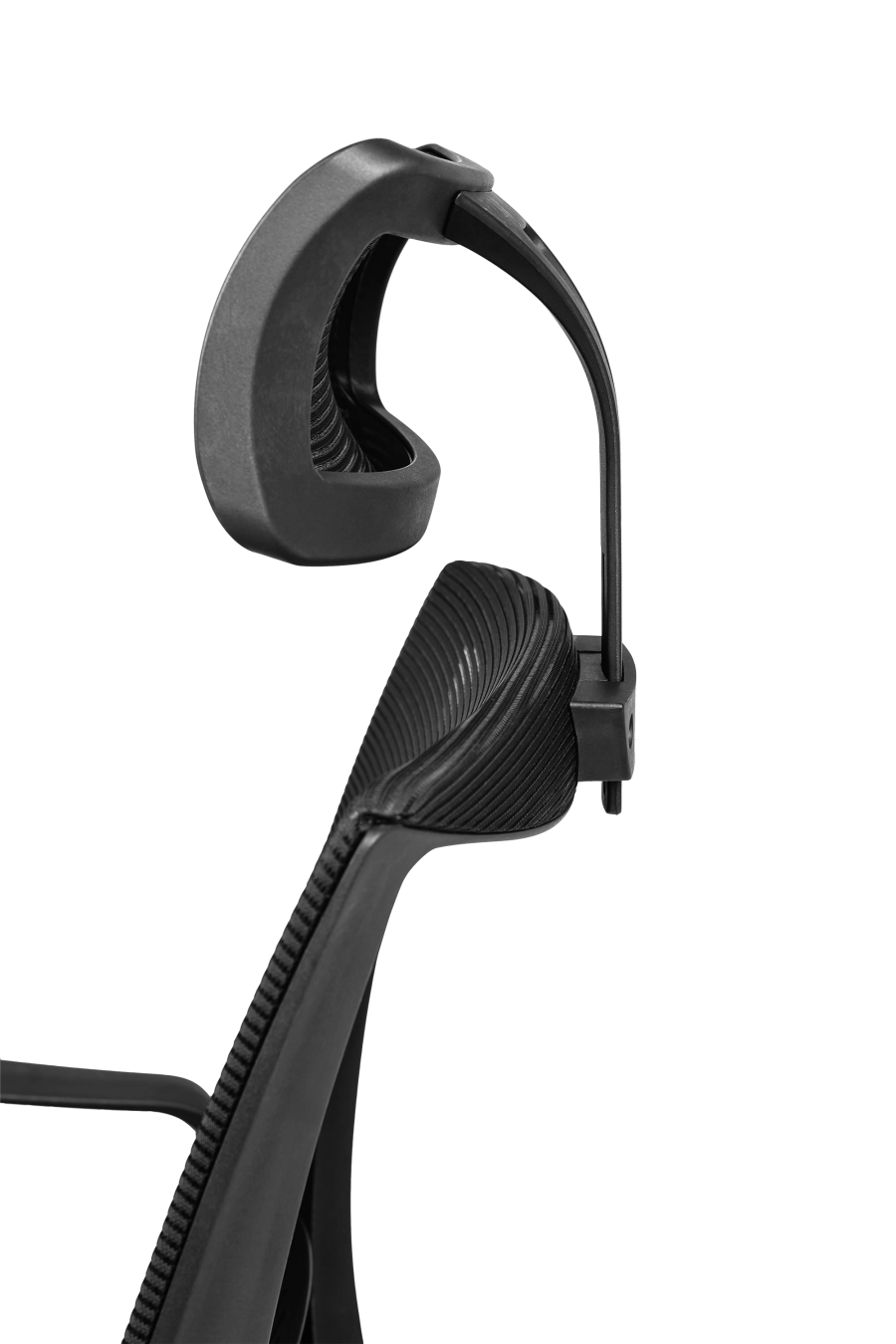 Venezia: Pentru cei ce apreciază simplitatea funcțională, CUSTÓ Venezia combină un șezut textil respirabil cu spătar din plasă acrilică, menținându-te răcoros în zilele solicitante. Suportul lombar fix stabilizează zona inferioară a spatelui, iar tetiera reglabilă pe înălțime relaxează ceafa în pauzele scurte. Cotierele fixe asigură sprijin constant, prevenind încordarea brațelor. Baza rotativă permite acces rapid la întregul spațiu de lucru, iar roțile din plastic oferă deplasare ușoară pe suprafețe dure. Designul compact îl face ideal pentru birouri de mărime redusă sau spații de studiu.