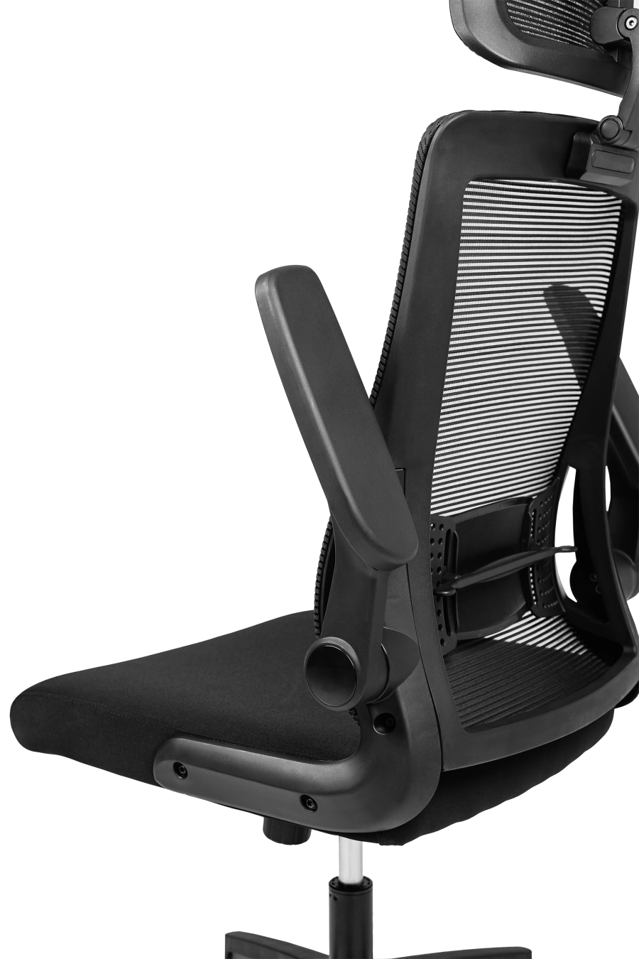 Santander: CUSTÓ Santander îți pune la dispoziție o tetieră reglabilă 3D și un suport lombar 2D, pentru potrivire pe înălțime și adâncime. Șezutul din spumă poliuritanică și spătarul din plasă acrilică lucrează împreună pentru confort și pentru a preveni supraîncălzirea. Cotierele „flip-up” se ridică la nevoie, eliberând spațiu atunci când te apropii de birou sau când dorești libertate de mișcare. Baza rotativă și roțile din nailon asigură deplasări line chiar și pe suprafețe lucioase. Alegerea perfectă pentru profesioniștii care își doresc confort ajustabil și versatilitate maximă.