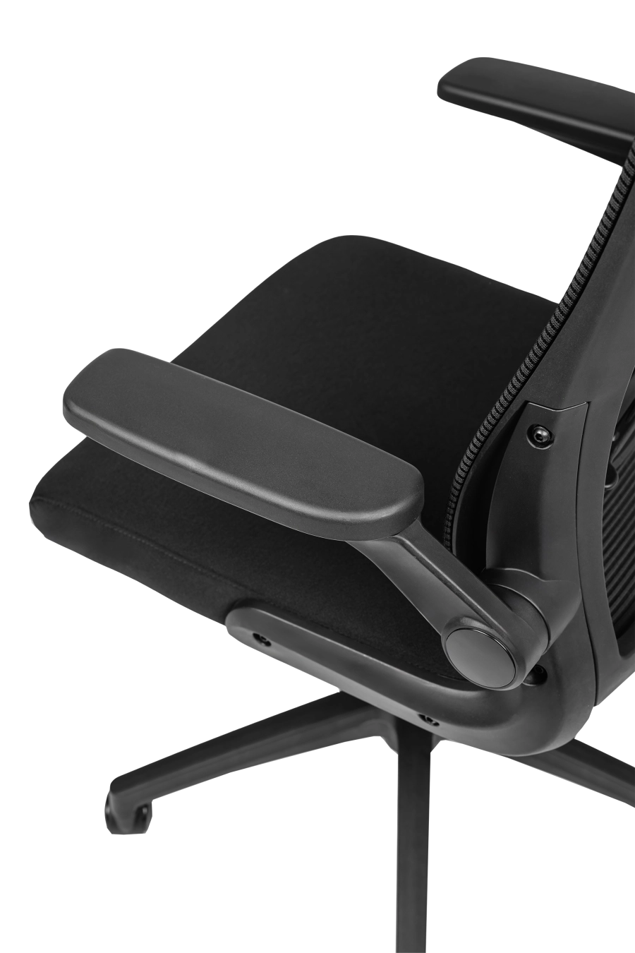 Santander: CUSTÓ Santander îți pune la dispoziție o tetieră reglabilă 3D și un suport lombar 2D, pentru potrivire pe înălțime și adâncime. Șezutul din spumă poliuritanică și spătarul din plasă acrilică lucrează împreună pentru confort și pentru a preveni supraîncălzirea. Cotierele „flip-up” se ridică la nevoie, eliberând spațiu atunci când te apropii de birou sau când dorești libertate de mișcare. Baza rotativă și roțile din nailon asigură deplasări line chiar și pe suprafețe lucioase. Alegerea perfectă pentru profesioniștii care își doresc confort ajustabil și versatilitate maximă.