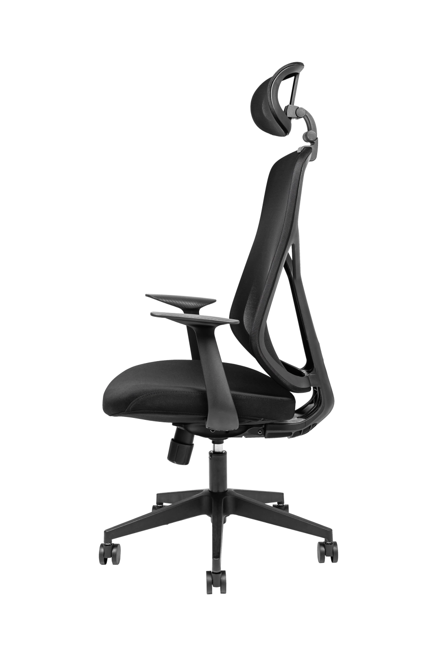 Bari: CUSTÓ Bari combină o tetieră 3D cu un șezut confortabil pentru sprijin personalizat în fiecare moment al zilei. Spătarul din plasă acrilică lasă aerul să circule, menținând o temperatură plăcută chiar și în proiecte maraton. Suportul lombar fix stabilizează curbura spatelui, iar cotierele fixe oferă un punct sigur de sprijin la tastare. Roțile din nailon protejează podeaua și alunecă fără zgomot, susținând mobilitatea în birourile open-space. Finisajul negru sobru se potrivește perfect în mediile corporative unde profesionalismul este esențial.