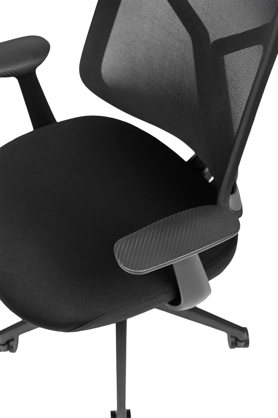 Bari: CUSTÓ Bari combină o tetieră 3D cu un șezut confortabil pentru sprijin personalizat în fiecare moment al zilei. Spătarul din plasă acrilică lasă aerul să circule, menținând o temperatură plăcută chiar și în proiecte maraton. Suportul lombar fix stabilizează curbura spatelui, iar cotierele fixe oferă un punct sigur de sprijin la tastare. Roțile din nailon protejează podeaua și alunecă fără zgomot, susținând mobilitatea în birourile open-space. Finisajul negru sobru se potrivește perfect în mediile corporative unde profesionalismul este esențial.