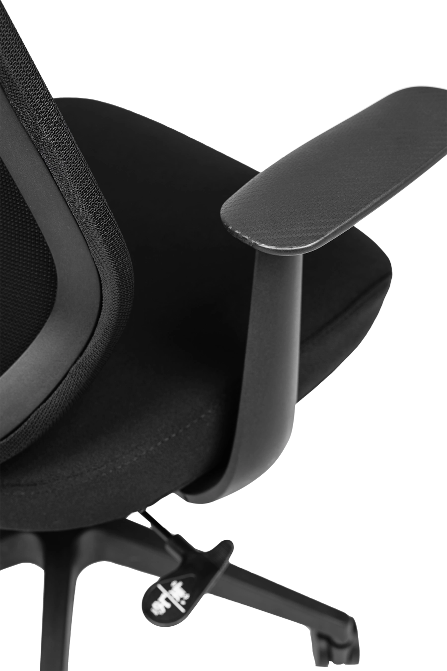 Bari: CUSTÓ Bari combină o tetieră 3D cu un șezut confortabil pentru sprijin personalizat în fiecare moment al zilei. Spătarul din plasă acrilică lasă aerul să circule, menținând o temperatură plăcută chiar și în proiecte maraton. Suportul lombar fix stabilizează curbura spatelui, iar cotierele fixe oferă un punct sigur de sprijin la tastare. Roțile din nailon protejează podeaua și alunecă fără zgomot, susținând mobilitatea în birourile open-space. Finisajul negru sobru se potrivește perfect în mediile corporative unde profesionalismul este esențial.