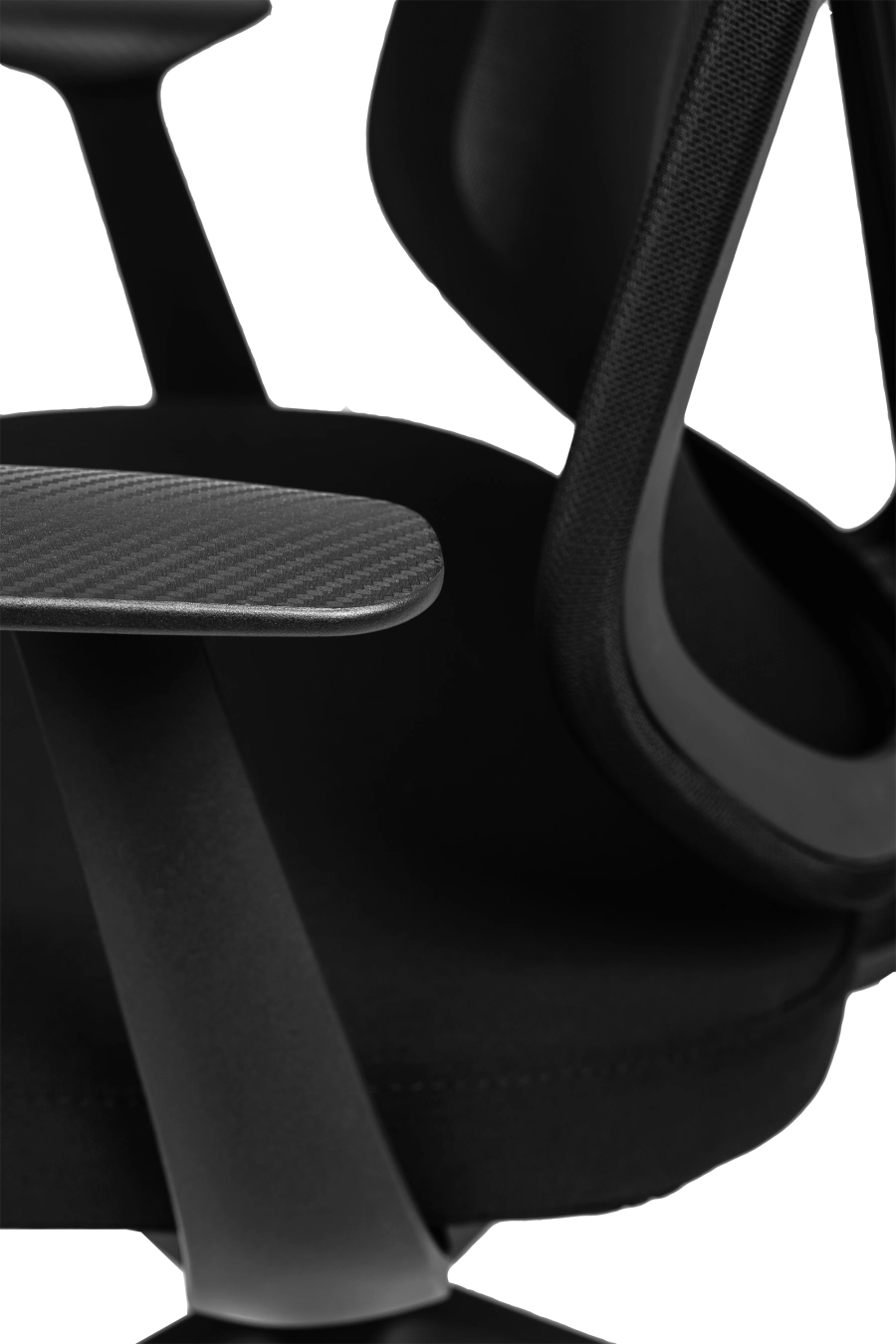 Bari: CUSTÓ Bari combină o tetieră 3D cu un șezut confortabil pentru sprijin personalizat în fiecare moment al zilei. Spătarul din plasă acrilică lasă aerul să circule, menținând o temperatură plăcută chiar și în proiecte maraton. Suportul lombar fix stabilizează curbura spatelui, iar cotierele fixe oferă un punct sigur de sprijin la tastare. Roțile din nailon protejează podeaua și alunecă fără zgomot, susținând mobilitatea în birourile open-space. Finisajul negru sobru se potrivește perfect în mediile corporative unde profesionalismul este esențial.