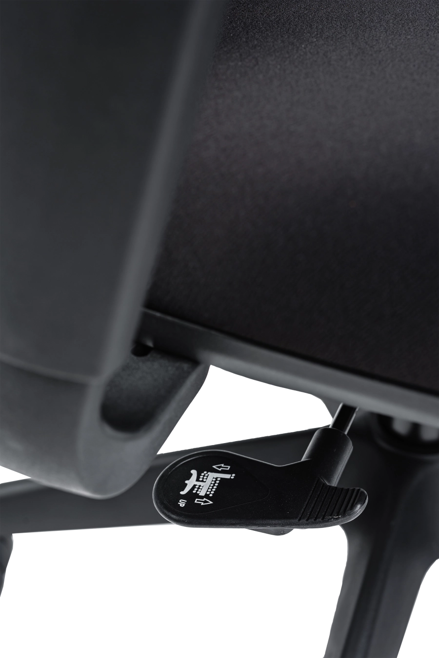 Belgrad: Cu tetieră reglabilă pe înălțime și spătar din plasă acrilică, CUSTÓ Belgrad te ajută să menţii postura corectă pe tot parcursul zilei. Șezutul distribuie uniform greutatea, în timp ce suportul lombar fix previne oboseala zonei inferioare a spatelui. Cotierele fixe oferă sprijin stabil la citit sau tastat. Roțile din nailon permit deplasare silențioasă fără a zgâria parchetul. Designul compact, finisat integral în negru, se integrează perfect în birouri minimaliste sau spații de studiu.