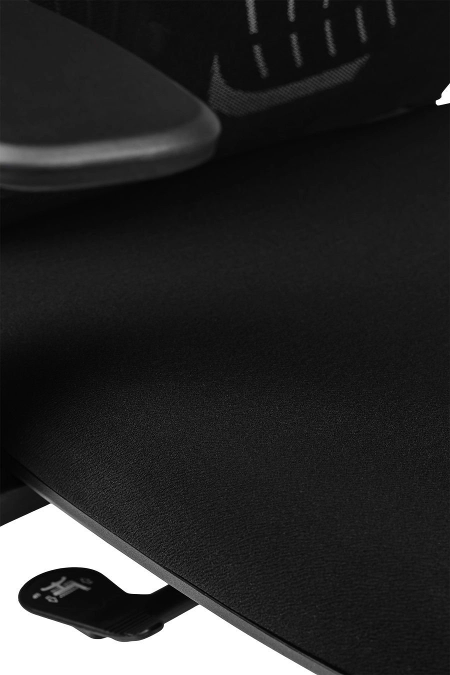 Belgrad: Cu tetieră reglabilă pe înălțime și spătar din plasă acrilică, CUSTÓ Belgrad te ajută să menţii postura corectă pe tot parcursul zilei. Șezutul distribuie uniform greutatea, în timp ce suportul lombar fix previne oboseala zonei inferioare a spatelui. Cotierele fixe oferă sprijin stabil la citit sau tastat. Roțile din nailon permit deplasare silențioasă fără a zgâria parchetul. Designul compact, finisat integral în negru, se integrează perfect în birouri minimaliste sau spații de studiu.