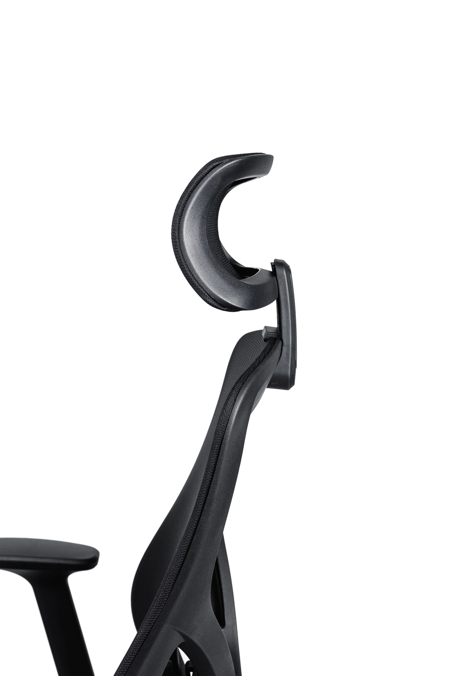 Belgrad: Cu tetieră reglabilă pe înălțime și spătar din plasă acrilică, CUSTÓ Belgrad te ajută să menţii postura corectă pe tot parcursul zilei. Șezutul distribuie uniform greutatea, în timp ce suportul lombar fix previne oboseala zonei inferioare a spatelui. Cotierele fixe oferă sprijin stabil la citit sau tastat. Roțile din nailon permit deplasare silențioasă fără a zgâria parchetul. Designul compact, finisat integral în negru, se integrează perfect în birouri minimaliste sau spații de studiu.