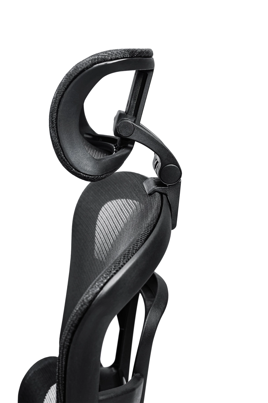 Lyon: CUSTÓ Lyon combină o tetieră 3D ajustabilă și cotiere reglabile, oferind suport precis în zona capului și a antebrațelor. Spătarul din plasă acrilică permite circulația aerului, în timp ce șezutul din spumă de densitate înaltă amortizează presiunea. Suportul lombar fix păstrează curba naturală a spatelui, favorizând o postură sănătoasă. Roțile din nailon se mișcă ușor pe podele dure, păstrând liniștea în birou. Designul all-black întărește ideea de profesionalism și se potrivește birourilor moderne.