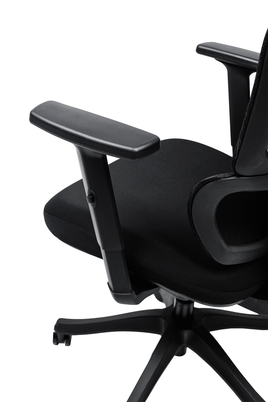 Lyon: CUSTÓ Lyon combină o tetieră 3D ajustabilă și cotiere reglabile, oferind suport precis în zona capului și a antebrațelor. Spătarul din plasă acrilică permite circulația aerului, în timp ce șezutul din spumă de densitate înaltă amortizează presiunea. Suportul lombar fix păstrează curba naturală a spatelui, favorizând o postură sănătoasă. Roțile din nailon se mișcă ușor pe podele dure, păstrând liniștea în birou. Designul all-black întărește ideea de profesionalism și se potrivește birourilor moderne.