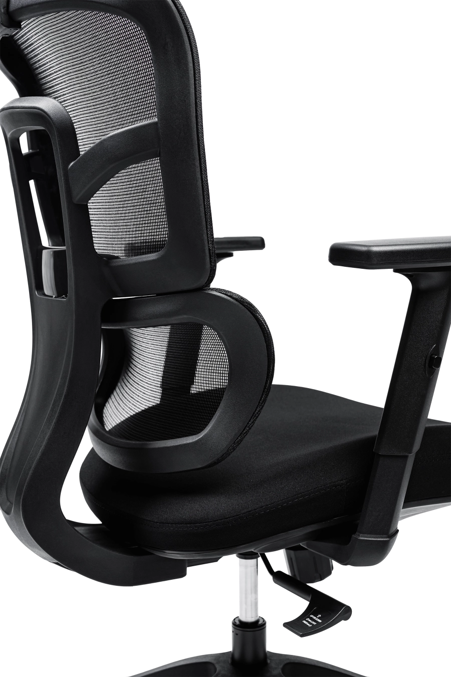 Lyon: CUSTÓ Lyon combină o tetieră 3D ajustabilă și cotiere reglabile, oferind suport precis în zona capului și a antebrațelor. Spătarul din plasă acrilică permite circulația aerului, în timp ce șezutul din spumă de densitate înaltă amortizează presiunea. Suportul lombar fix păstrează curba naturală a spatelui, favorizând o postură sănătoasă. Roțile din nailon se mișcă ușor pe podele dure, păstrând liniștea în birou. Designul all-black întărește ideea de profesionalism și se potrivește birourilor moderne.