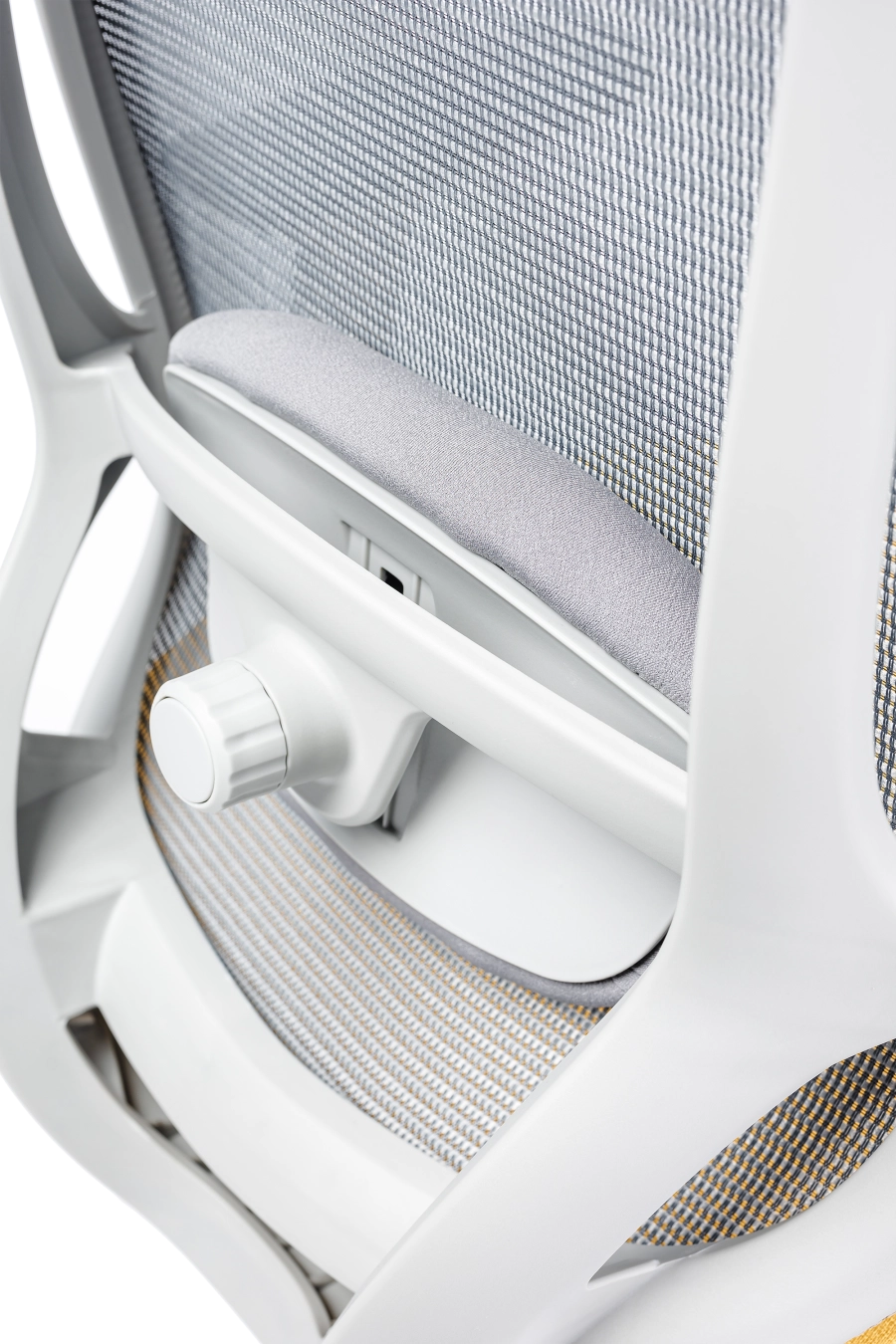 Florence: CUSTÓ Florence combină un spătar din plasă acrilică ventilată cu un șezut din spumă de densitate înaltă și mecanism de translație față/spate, astfel încât presiunea să fie distribuită uniform și proporțional, indiferent de constituția corpului. Suportul lombar ajustabil și tetiera 3D urmează curba coloanei și poziția capului, reducând oboseala. Cotierele 3D îți permit să reglezi înălțimea, adâncimea și rotația pentru tastare fără efort. Paleta gri-galben însuflețește spațiul de lucru, adăugând un accent modern. Mecanismul sincron menține spatele și șezutul în raport ergonomic 2:1, iar roțile din poliuretan rulează silențios. Perfect pentru spații de lucru creative, organizate pentru o productivitate înaltă a echipei.