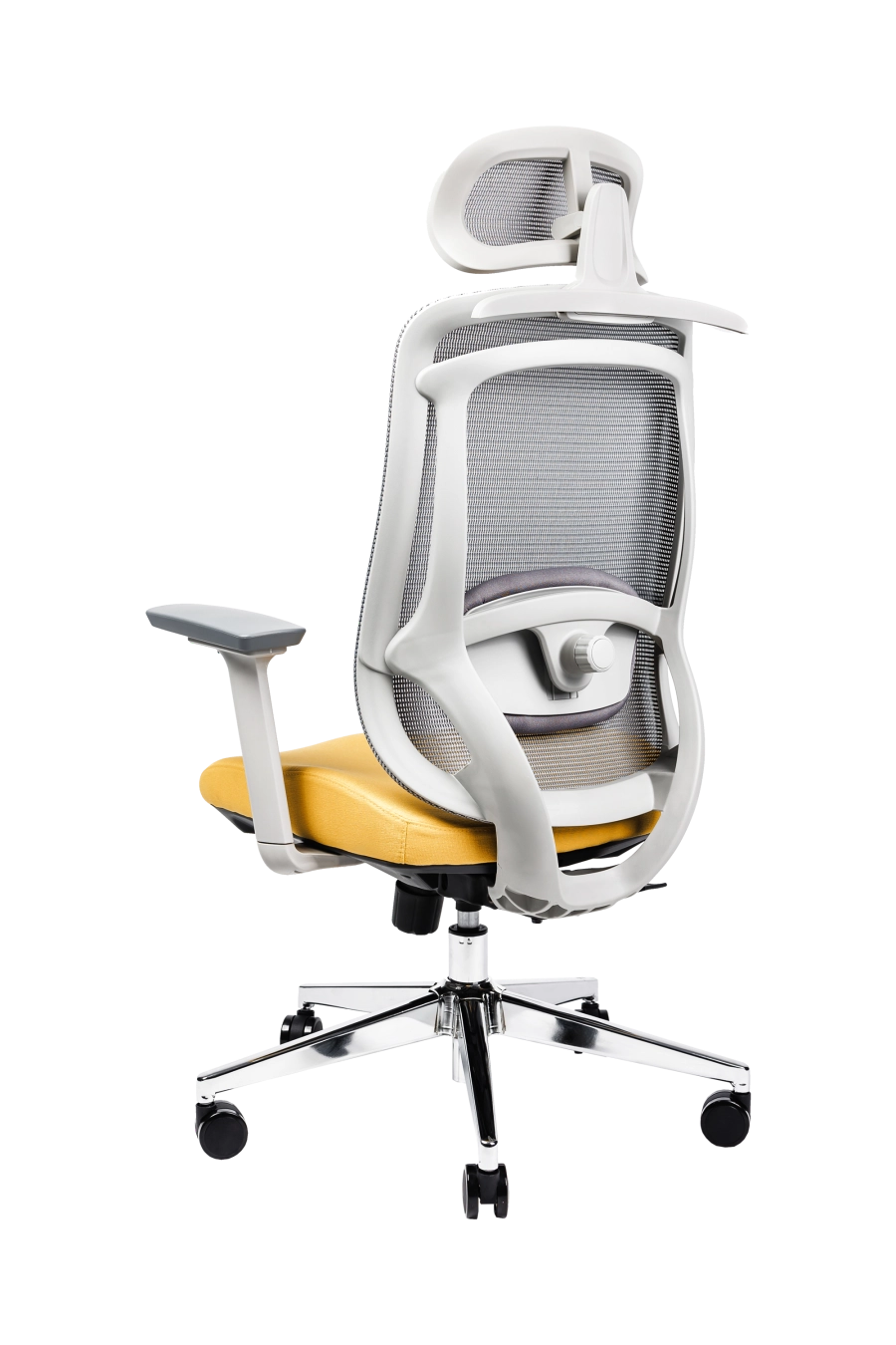 Florence: CUSTÓ Florence combină un spătar din plasă acrilică ventilată cu un șezut din spumă de densitate înaltă și mecanism de translație față/spate, astfel încât presiunea să fie distribuită uniform și proporțional, indiferent de constituția corpului. Suportul lombar ajustabil și tetiera 3D urmează curba coloanei și poziția capului, reducând oboseala. Cotierele 3D îți permit să reglezi înălțimea, adâncimea și rotația pentru tastare fără efort. Paleta gri-galben însuflețește spațiul de lucru, adăugând un accent modern. Mecanismul sincron menține spatele și șezutul în raport ergonomic 2:1, iar roțile din poliuretan rulează silențios. Perfect pentru spații de lucru creative, organizate pentru o productivitate înaltă a echipei.