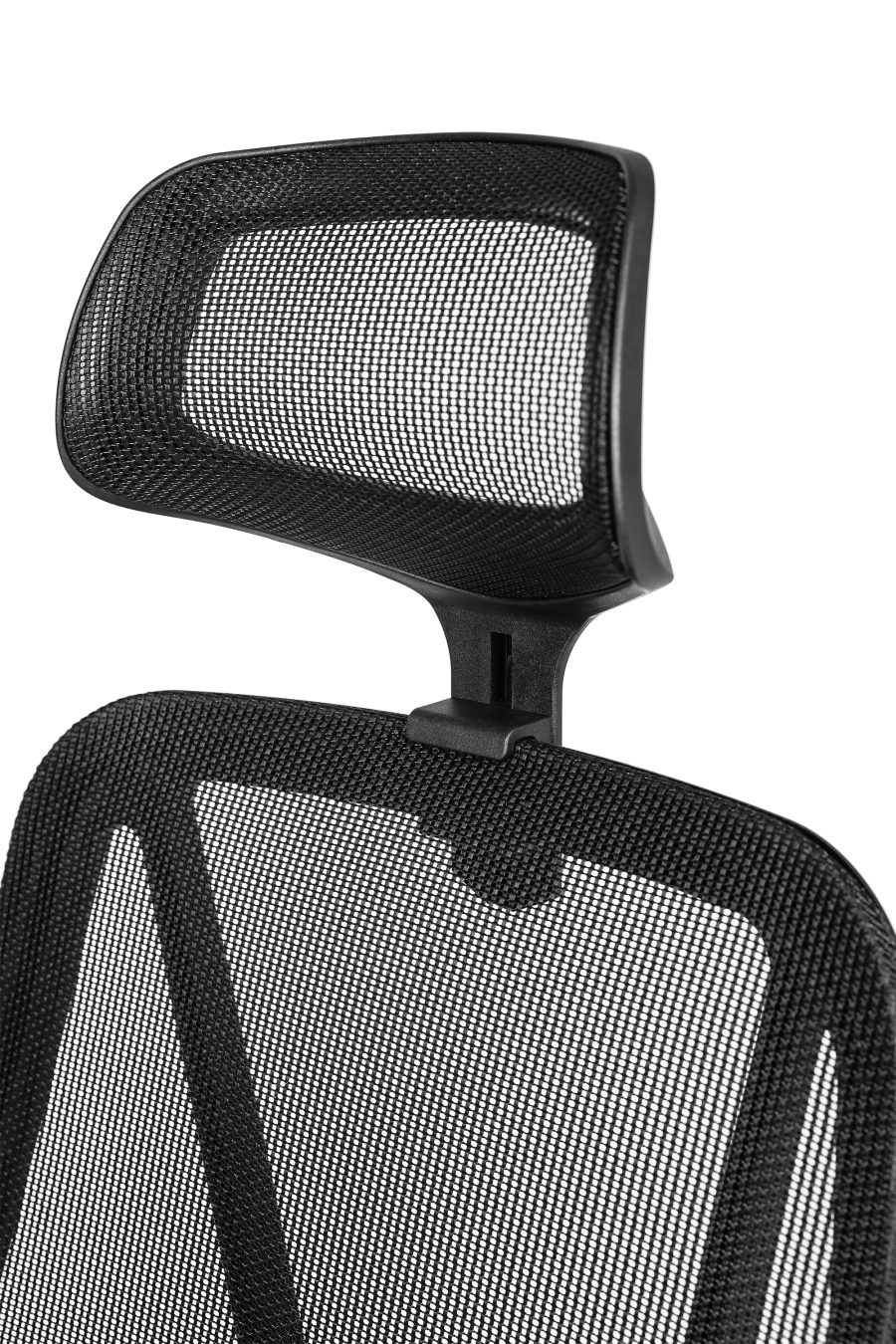Oslo: CUSTÓ Oslo, fabricat din materiale reciclate, demonstrează că sustenabilitatea și confortul pot merge mână în mână. Șezutul este capitonat cu spumă de densitate înaltă și tapițat cu textil de înaltă calitate, iar spătarul din plasă acrilică reciclată permite circulația aerului, menținând o temperatură plăcută. Poți glisa șezutul înainte sau înapoi pentru a regla adâncimea, iar cotierele ajustabile pe înălțime susțin antebrațele în procesul de lucru. Suportul lombar fix menține coloana stabilă, iar baza cu roți din poliuretan asigură o rulare fără impact asupra pardoselei. Schema cromatică negru-gri se potrivește perfect birourilor moderne orientate spre ESG. Un scaun responsabil, proiectat cu gândul la natură pentru performanță zilnică.