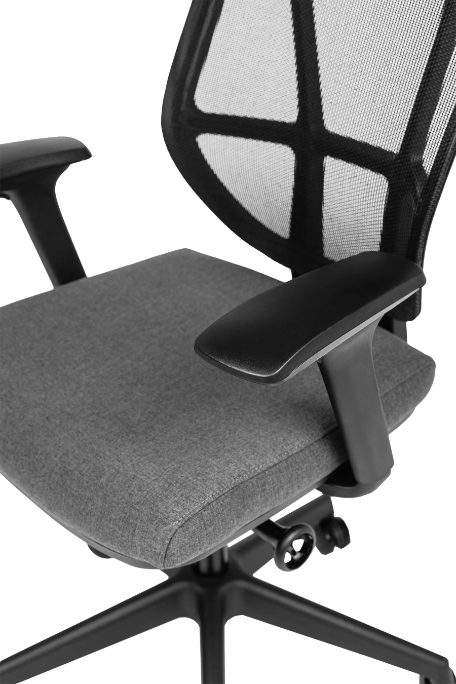 Oslo: CUSTÓ Oslo, fabricat din materiale reciclate, demonstrează că sustenabilitatea și confortul pot merge mână în mână. Șezutul este capitonat cu spumă de densitate înaltă și tapițat cu textil de înaltă calitate, iar spătarul din plasă acrilică reciclată permite circulația aerului, menținând o temperatură plăcută. Poți glisa șezutul înainte sau înapoi pentru a regla adâncimea, iar cotierele ajustabile pe înălțime susțin antebrațele în procesul de lucru. Suportul lombar fix menține coloana stabilă, iar baza cu roți din poliuretan asigură o rulare fără impact asupra pardoselei. Schema cromatică negru-gri se potrivește perfect birourilor moderne orientate spre ESG. Un scaun responsabil, proiectat cu gândul la natură pentru performanță zilnică.