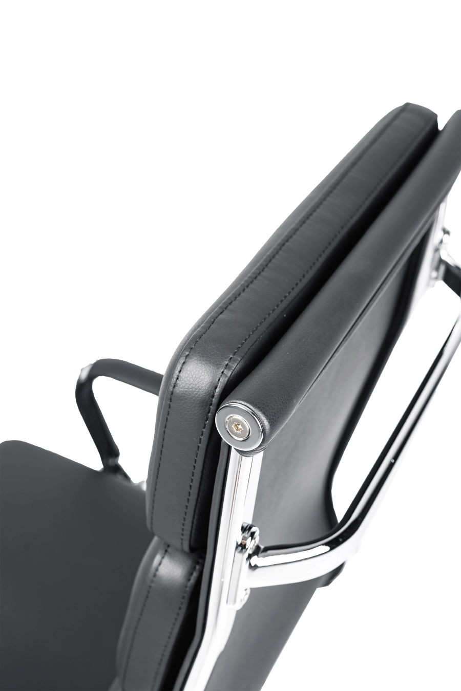 Vilnius: CUSTÓ Vilnius oferă eleganța pielii artificiale ușor de întreținut, ideală pentru săli de ședință și spații executive. Spătarul robust și șezutul ferm asigură susținere pe termen lung, prevenind deformarea. Cotierele fixe păstrează brațele într-un unghi natural, reducând presiunea asupra umerilor. Mecanismul de înclinare te lasă să te relaxezi rapid între două apeluri. Roțile din poliuretan rulează liniștit și nu zgârie pardoseala. Designul negru atemporal completează mobilierul existent, adăugând o notă de profesionalism subtil.