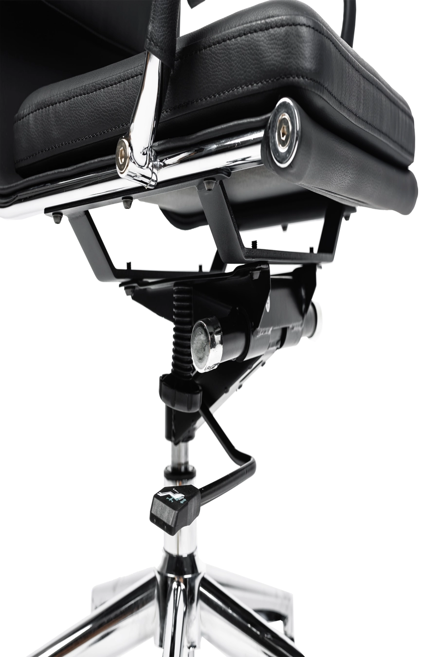 Vilnius: CUSTÓ Vilnius oferă eleganța pielii artificiale ușor de întreținut, ideală pentru săli de ședință și spații executive. Spătarul robust și șezutul ferm asigură susținere pe termen lung, prevenind deformarea. Cotierele fixe păstrează brațele într-un unghi natural, reducând presiunea asupra umerilor. Mecanismul de înclinare te lasă să te relaxezi rapid între două apeluri. Roțile din poliuretan rulează liniștit și nu zgârie pardoseala. Designul negru atemporal completează mobilierul existent, adăugând o notă de profesionalism subtil.