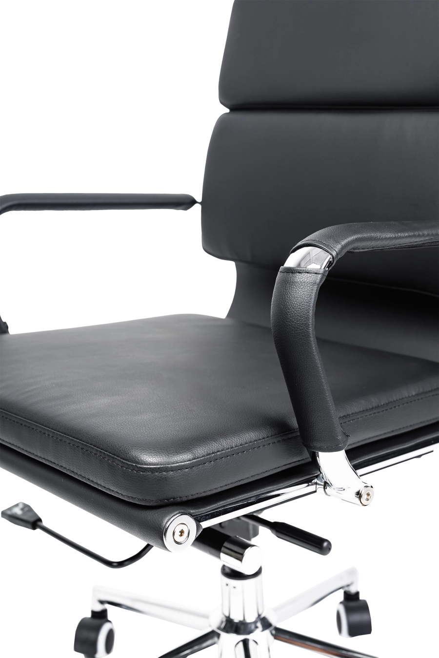 Vilnius: CUSTÓ Vilnius oferă eleganța pielii artificiale ușor de întreținut, ideală pentru săli de ședință și spații executive. Spătarul robust și șezutul ferm asigură susținere pe termen lung, prevenind deformarea. Cotierele fixe păstrează brațele într-un unghi natural, reducând presiunea asupra umerilor. Mecanismul de înclinare te lasă să te relaxezi rapid între două apeluri. Roțile din poliuretan rulează liniștit și nu zgârie pardoseala. Designul negru atemporal completează mobilierul existent, adăugând o notă de profesionalism subtil.