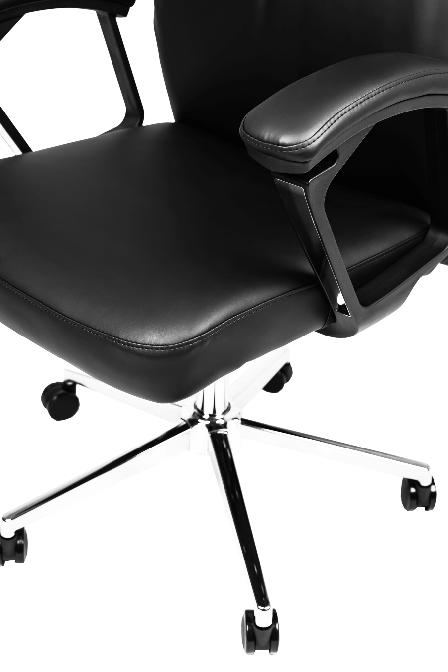 Braga: CUSTÓ Braga impresionează prin șezutul și spătarul din piele artificială ușor de curățat, oferind un aspect sofisticat fără efort de întreținere. Brațele fixe stabilizează antebrațele, prevenind suprasolicitarea umerilor. Mecanismul de înclinare permite scurte momente de relaxare între sarcini. Baza cu roți din poliuretan asigură deplasare lină, protejând pardoselile. Dimensiunile generoase și spătarul înalt oferă suport complet pe durata zilei. Ideal pentru manageri care caută eleganță clasică la un preț accesibil.