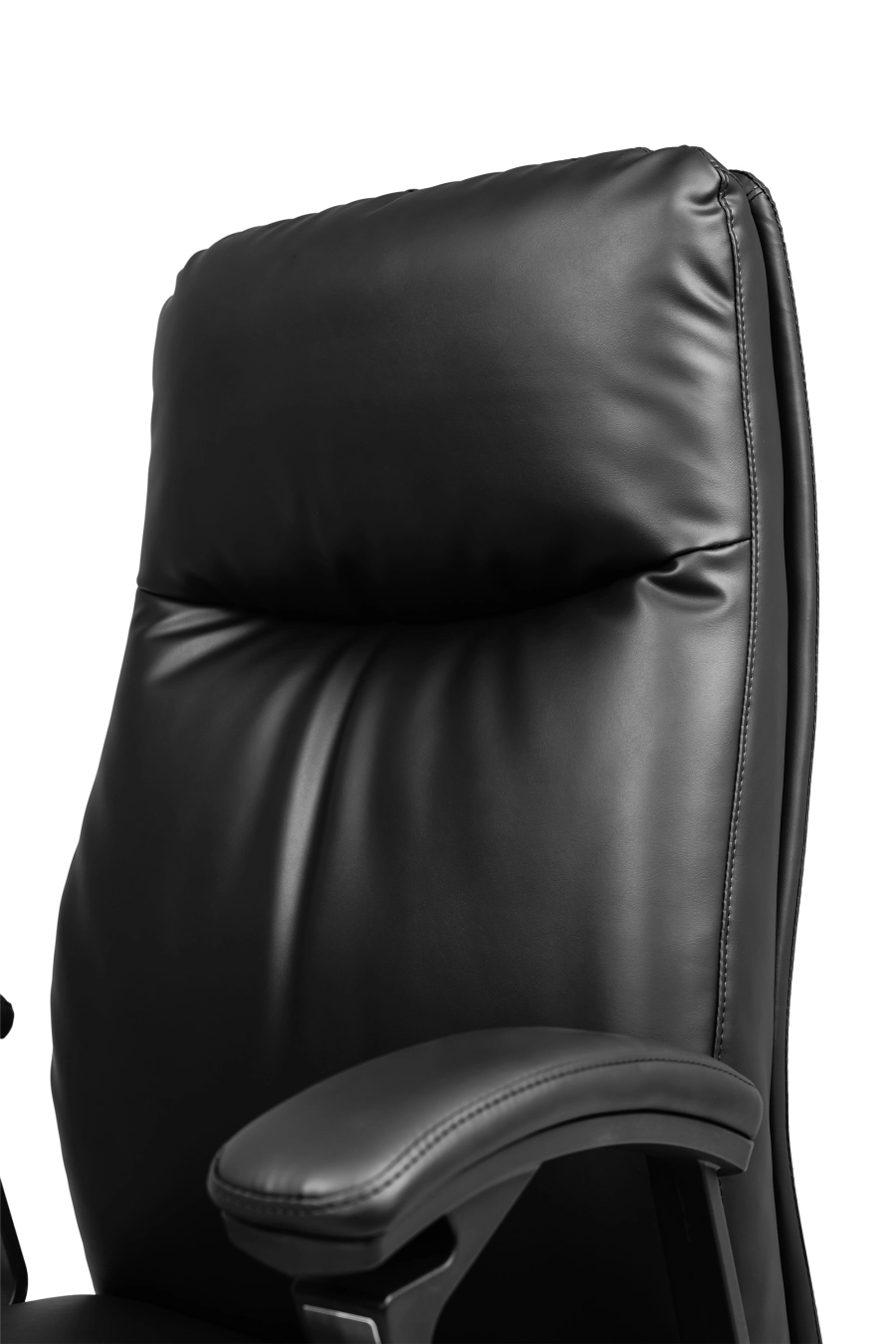 Braga: CUSTÓ Braga impresionează prin șezutul și spătarul din piele artificială ușor de curățat, oferind un aspect sofisticat fără efort de întreținere. Brațele fixe stabilizează antebrațele, prevenind suprasolicitarea umerilor. Mecanismul de înclinare permite scurte momente de relaxare între sarcini. Baza cu roți din poliuretan asigură deplasare lină, protejând pardoselile. Dimensiunile generoase și spătarul înalt oferă suport complet pe durata zilei. Ideal pentru manageri care caută eleganță clasică la un preț accesibil.