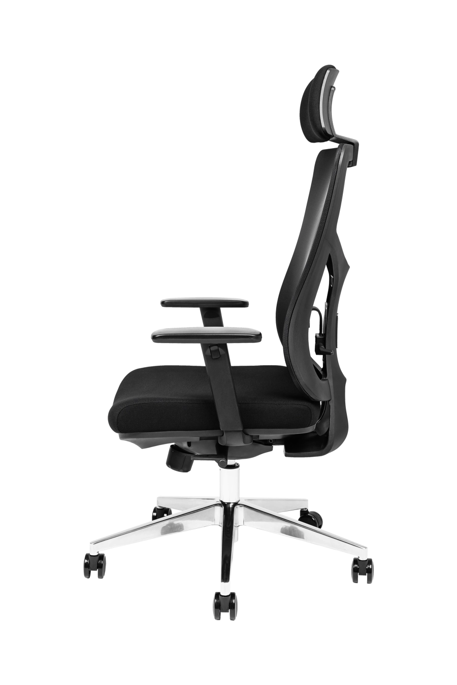 Genoa: CUSTÓ Genoa îmbină șezutul textil cu spătarul din plasă acrilică, pentru echilibru ideal între confort și ventilație. Suportul lombar reglabil îți permite să setezi punctul de contact exact unde ai nevoie. Tetiera ajustabilă elimină tensiunea din zona gâtului, iar cotierele pe înălțime mențin brațele relaxate. Baza rotativă și roțile din plastic facilitează mișcarea rapidă fără zgomot. Designul all-black oferă un aspect elegant și versatil, potrivit oricărui decor.