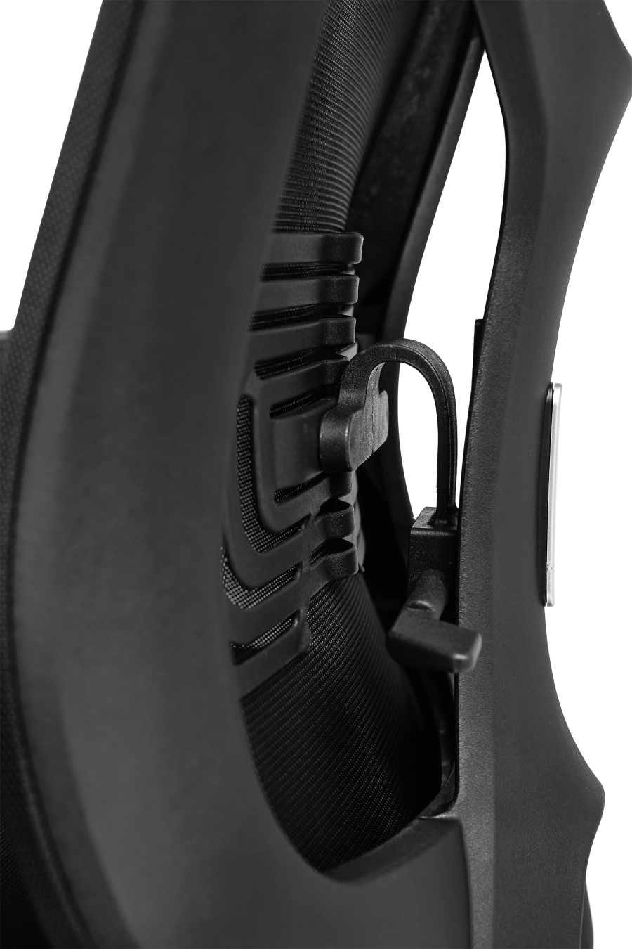 Genoa: CUSTÓ Genoa îmbină șezutul textil cu spătarul din plasă acrilică, pentru echilibru ideal între confort și ventilație. Suportul lombar reglabil îți permite să setezi punctul de contact exact unde ai nevoie. Tetiera ajustabilă elimină tensiunea din zona gâtului, iar cotierele pe înălțime mențin brațele relaxate. Baza rotativă și roțile din plastic facilitează mișcarea rapidă fără zgomot. Designul all-black oferă un aspect elegant și versatil, potrivit oricărui decor.