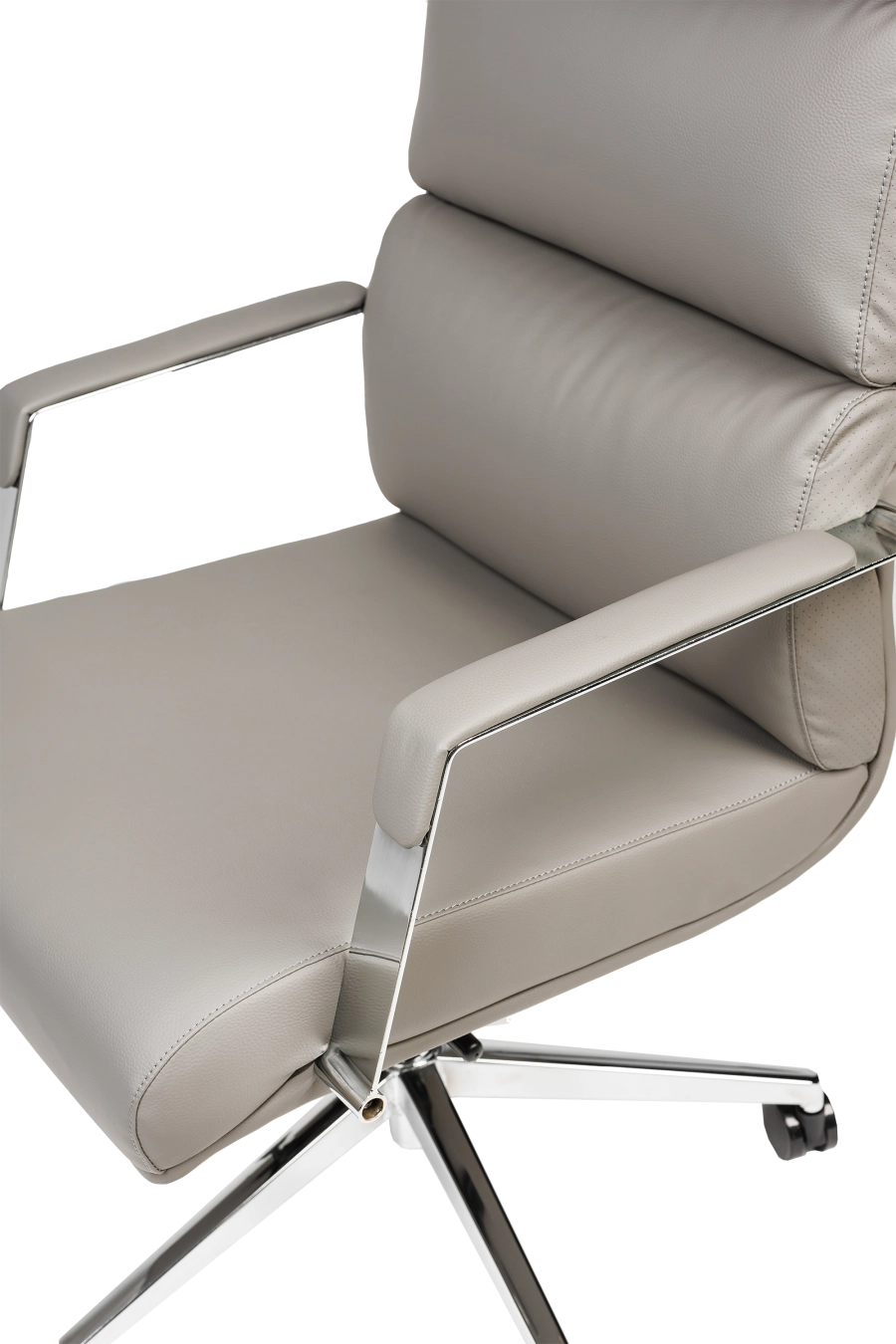 Valencia: CUSTÓ Valencia aduce luxul pielii artificiale cu șezut și spătar super-moale într-o formă ergonomică pregătită pentru zile pline. Șezutul capitonat distribuie uniform greutatea, iar spătarul perforat pe laterale lasă aerul să circule. Brațele fixe mențin antebrațele la un unghi natural, reducând tensiunea din umeri. Mecanismul de balansare îți permite să alternezi rapid între poziția de lucru și relaxare. Baza rotativă și roțile din poliuretan rulează silențios.