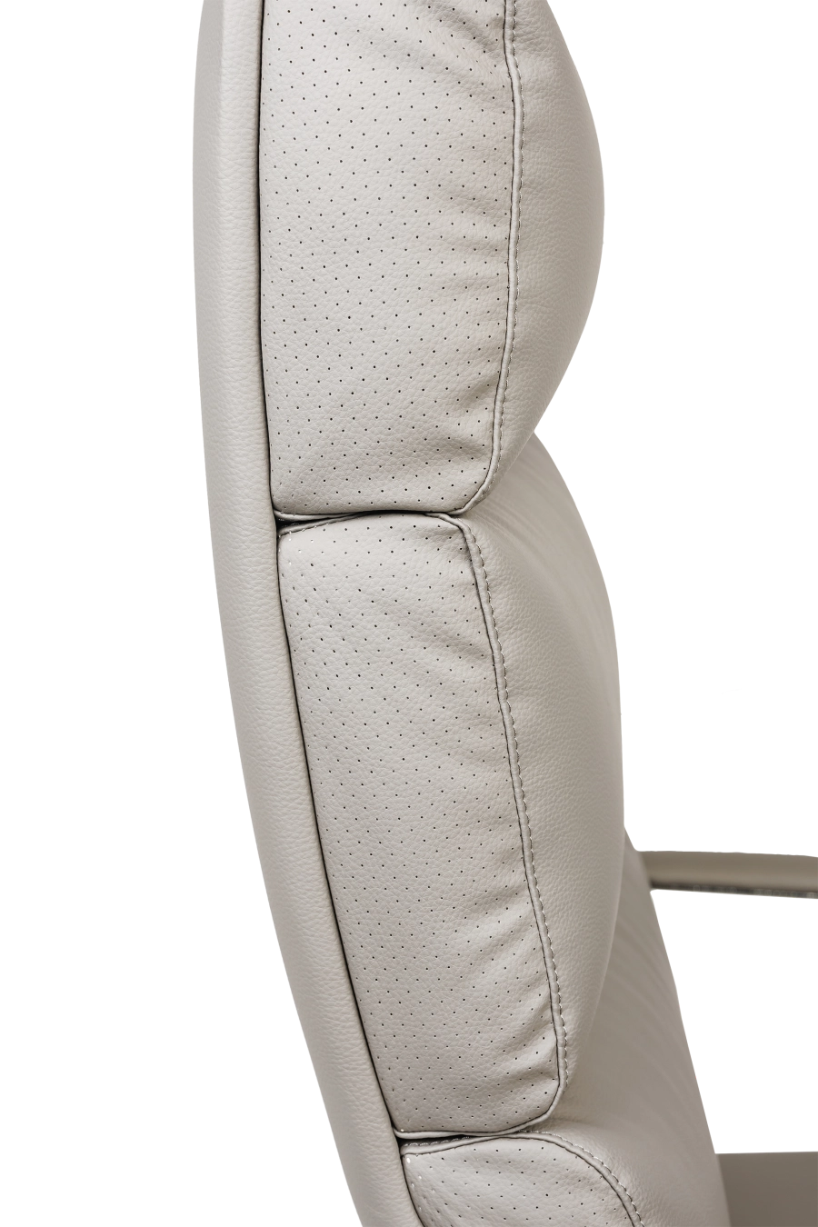 Valencia: CUSTÓ Valencia aduce luxul pielii artificiale cu șezut și spătar super-moale într-o formă ergonomică pregătită pentru zile pline. Șezutul capitonat distribuie uniform greutatea, iar spătarul perforat pe laterale lasă aerul să circule. Brațele fixe mențin antebrațele la un unghi natural, reducând tensiunea din umeri. Mecanismul de balansare îți permite să alternezi rapid între poziția de lucru și relaxare. Baza rotativă și roțile din poliuretan rulează silențios.