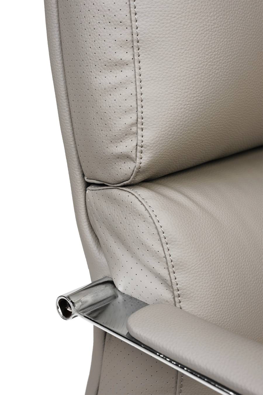 Valencia: CUSTÓ Valencia aduce luxul pielii artificiale cu șezut și spătar super-moale într-o formă ergonomică pregătită pentru zile pline. Șezutul capitonat distribuie uniform greutatea, iar spătarul perforat pe laterale lasă aerul să circule. Brațele fixe mențin antebrațele la un unghi natural, reducând tensiunea din umeri. Mecanismul de balansare îți permite să alternezi rapid între poziția de lucru și relaxare. Baza rotativă și roțile din poliuretan rulează silențios.