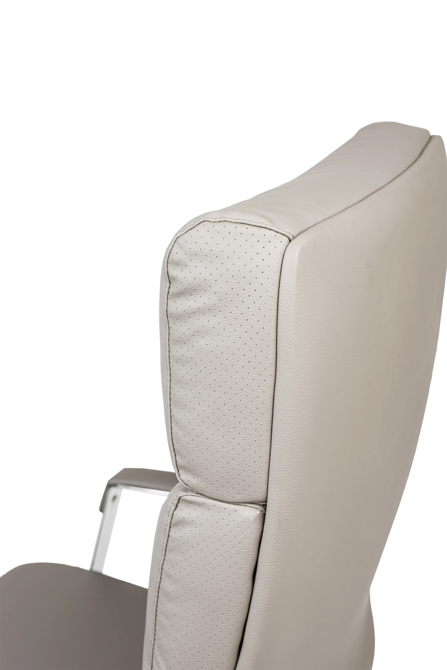 Valencia: CUSTÓ Valencia aduce luxul pielii artificiale cu șezut și spătar super-moale într-o formă ergonomică pregătită pentru zile pline. Șezutul capitonat distribuie uniform greutatea, iar spătarul perforat pe laterale lasă aerul să circule. Brațele fixe mențin antebrațele la un unghi natural, reducând tensiunea din umeri. Mecanismul de balansare îți permite să alternezi rapid între poziția de lucru și relaxare. Baza rotativă și roțile din poliuretan rulează silențios.