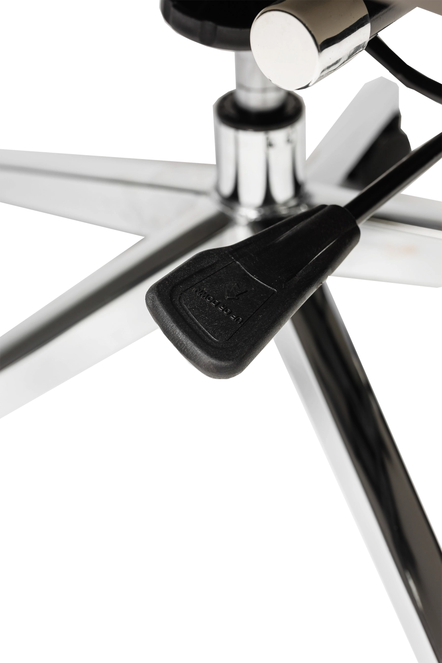 Valencia: CUSTÓ Valencia aduce luxul pielii artificiale cu șezut și spătar super-moale într-o formă ergonomică pregătită pentru zile pline. Șezutul capitonat distribuie uniform greutatea, iar spătarul perforat pe laterale lasă aerul să circule. Brațele fixe mențin antebrațele la un unghi natural, reducând tensiunea din umeri. Mecanismul de balansare îți permite să alternezi rapid între poziția de lucru și relaxare. Baza rotativă și roțile din poliuretan rulează silențios.