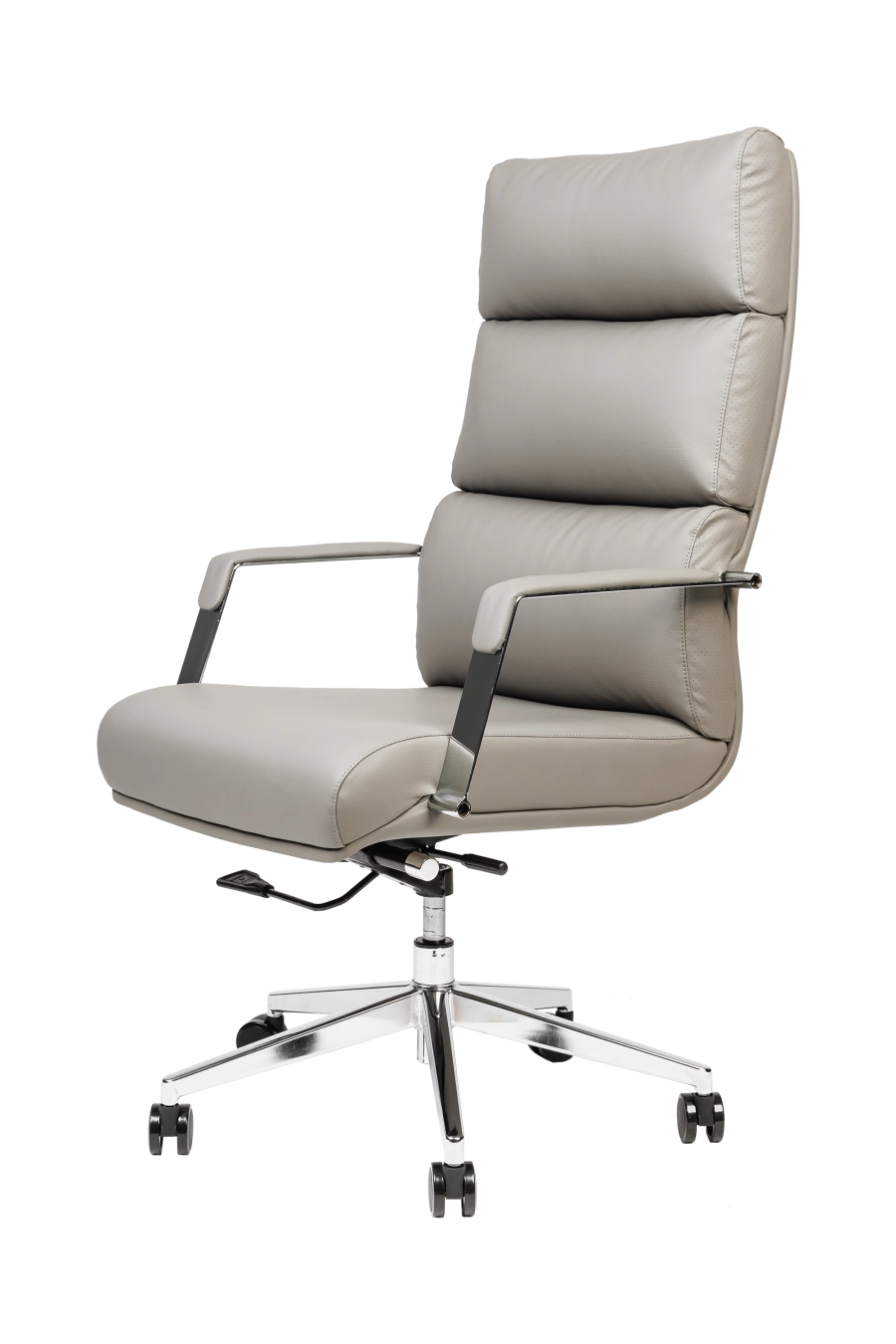 Valencia: CUSTÓ Valencia aduce luxul pielii artificiale cu șezut și spătar super-moale într-o formă ergonomică pregătită pentru zile pline. Șezutul capitonat distribuie uniform greutatea, iar spătarul perforat pe laterale lasă aerul să circule. Brațele fixe mențin antebrațele la un unghi natural, reducând tensiunea din umeri. Mecanismul de balansare îți permite să alternezi rapid între poziția de lucru și relaxare. Baza rotativă și roțile din poliuretan rulează silențios.