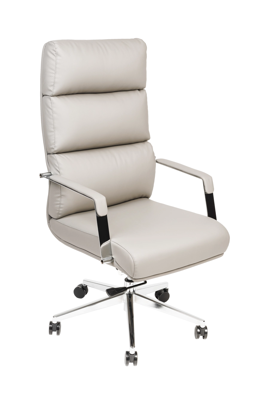 Valencia: CUSTÓ Valencia aduce luxul pielii artificiale cu șezut și spătar super-moale într-o formă ergonomică pregătită pentru zile pline. Șezutul capitonat distribuie uniform greutatea, iar spătarul perforat pe laterale lasă aerul să circule. Brațele fixe mențin antebrațele la un unghi natural, reducând tensiunea din umeri. Mecanismul de balansare îți permite să alternezi rapid între poziția de lucru și relaxare. Baza rotativă și roțile din poliuretan rulează silențios.