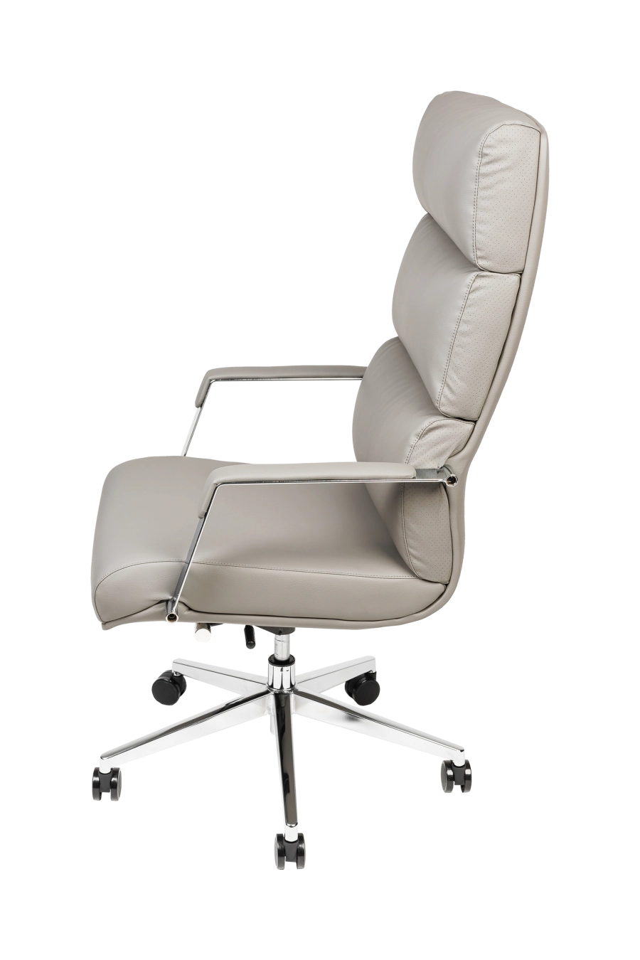 Valencia: CUSTÓ Valencia aduce luxul pielii artificiale cu șezut și spătar super-moale într-o formă ergonomică pregătită pentru zile pline. Șezutul capitonat distribuie uniform greutatea, iar spătarul perforat pe laterale lasă aerul să circule. Brațele fixe mențin antebrațele la un unghi natural, reducând tensiunea din umeri. Mecanismul de balansare îți permite să alternezi rapid între poziția de lucru și relaxare. Baza rotativă și roțile din poliuretan rulează silențios.