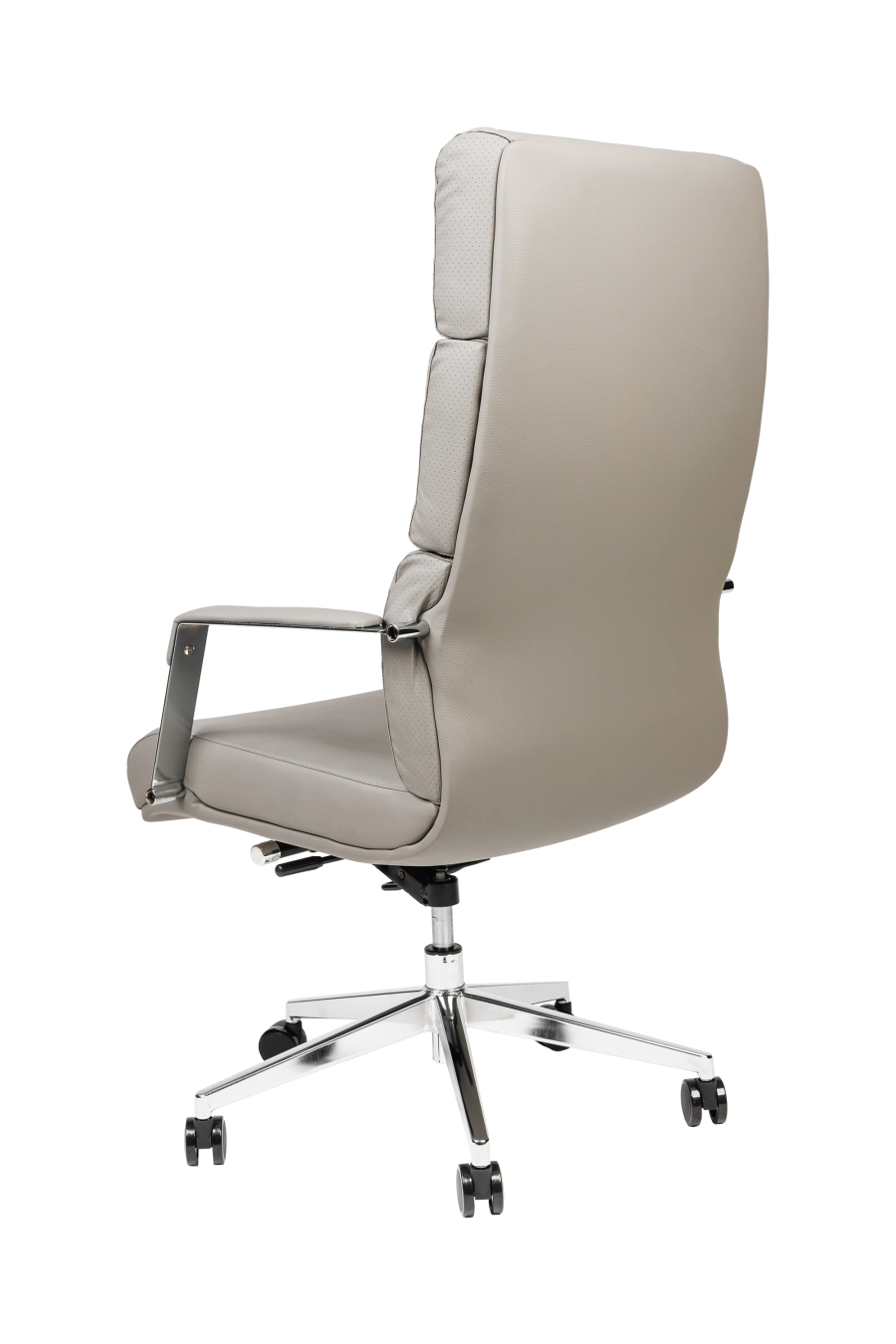 Valencia: CUSTÓ Valencia aduce luxul pielii artificiale cu șezut și spătar super-moale într-o formă ergonomică pregătită pentru zile pline. Șezutul capitonat distribuie uniform greutatea, iar spătarul perforat pe laterale lasă aerul să circule. Brațele fixe mențin antebrațele la un unghi natural, reducând tensiunea din umeri. Mecanismul de balansare îți permite să alternezi rapid între poziția de lucru și relaxare. Baza rotativă și roțile din poliuretan rulează silențios.