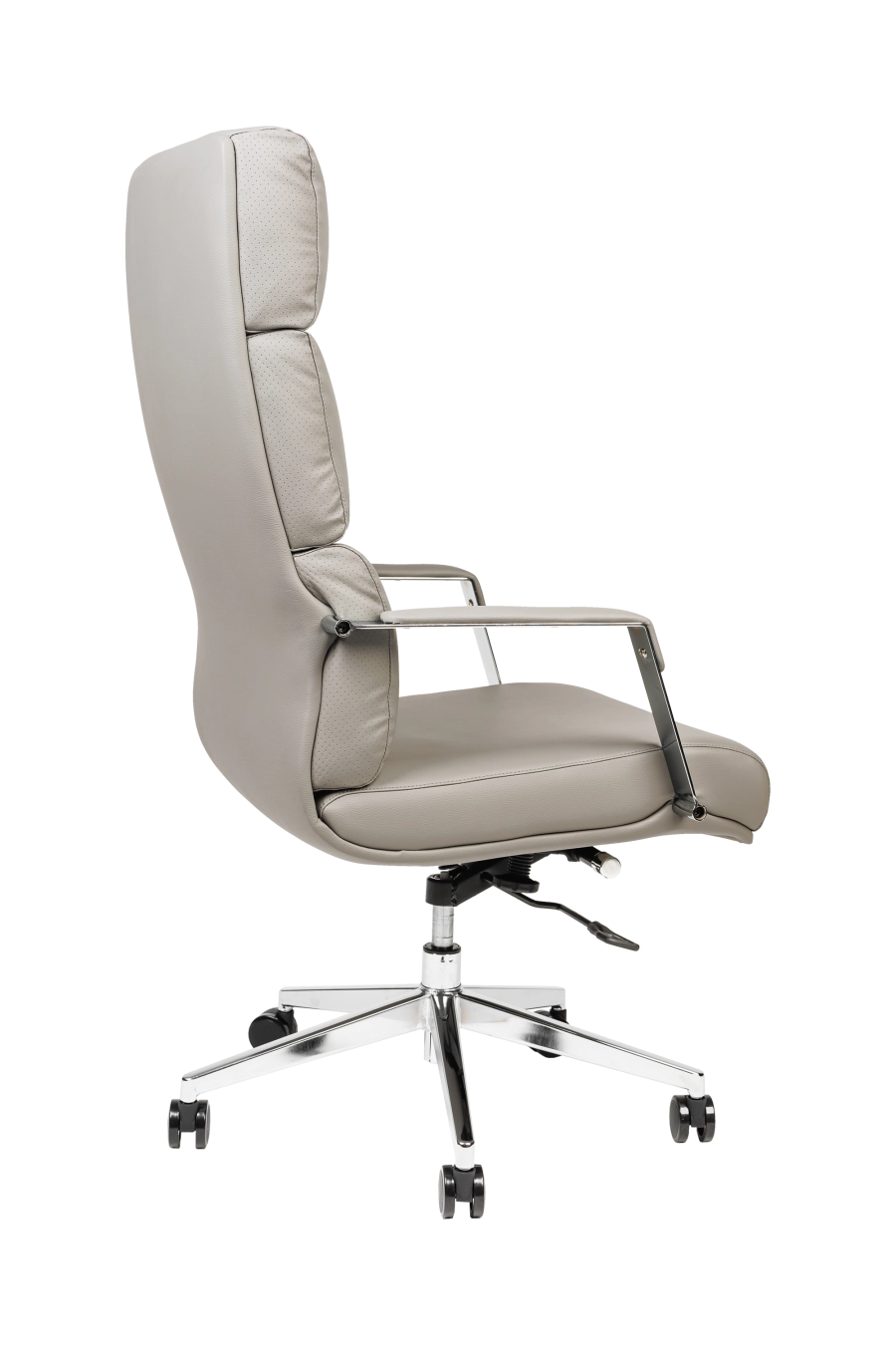 Valencia: CUSTÓ Valencia aduce luxul pielii artificiale cu șezut și spătar super-moale într-o formă ergonomică pregătită pentru zile pline. Șezutul capitonat distribuie uniform greutatea, iar spătarul perforat pe laterale lasă aerul să circule. Brațele fixe mențin antebrațele la un unghi natural, reducând tensiunea din umeri. Mecanismul de balansare îți permite să alternezi rapid între poziția de lucru și relaxare. Baza rotativă și roțile din poliuretan rulează silențios.