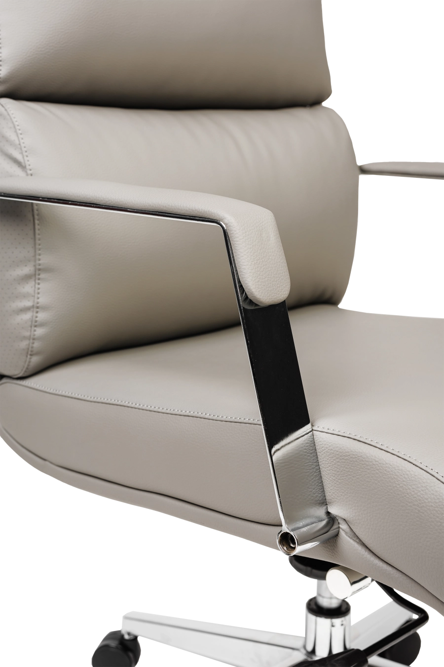 Valencia: CUSTÓ Valencia aduce luxul pielii artificiale cu șezut și spătar super-moale într-o formă ergonomică pregătită pentru zile pline. Șezutul capitonat distribuie uniform greutatea, iar spătarul perforat pe laterale lasă aerul să circule. Brațele fixe mențin antebrațele la un unghi natural, reducând tensiunea din umeri. Mecanismul de balansare îți permite să alternezi rapid între poziția de lucru și relaxare. Baza rotativă și roțile din poliuretan rulează silențios.