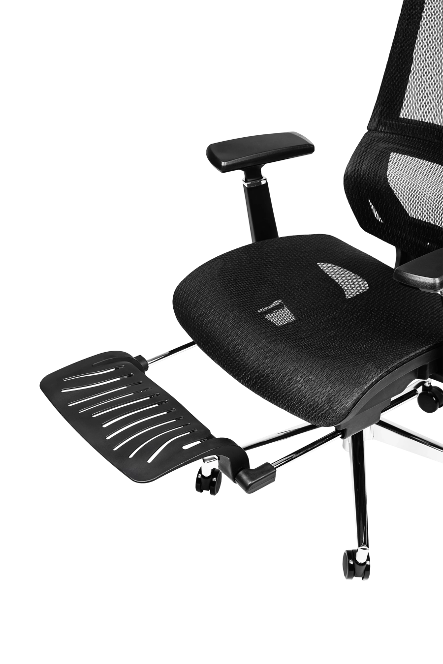 Bologna: Cu suport extensibil pentru picioare și reglaj de înălțime a spătarului, CUSTÓ Bologna transformă pauzele scurte în momente de relaxare reală. Șezutul din plasă elastomerică și spătarul din plasă acrilică asigură ventilație continuă. Suportul lombar reglabil și tetiera 2D se adaptează formei tale, iar brațele 3D pot fi ajustate în fiecare direcție. Șezutul glisant și mecanismul sincron mențin postura corectă în sarcini diverse. Roțile din plastic alunecă ușor, iar finisajul negru se potrivește spațiilor high-tech.