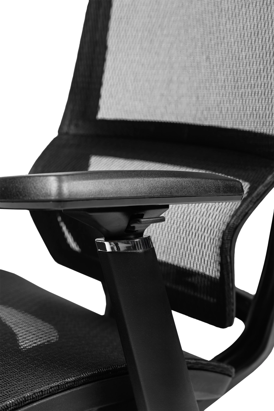 Bologna: Cu suport extensibil pentru picioare și reglaj de înălțime a spătarului, CUSTÓ Bologna transformă pauzele scurte în momente de relaxare reală. Șezutul din plasă elastomerică și spătarul din plasă acrilică asigură ventilație continuă. Suportul lombar reglabil și tetiera 2D se adaptează formei tale, iar brațele 3D pot fi ajustate în fiecare direcție. Șezutul glisant și mecanismul sincron mențin postura corectă în sarcini diverse. Roțile din plastic alunecă ușor, iar finisajul negru se potrivește spațiilor high-tech.