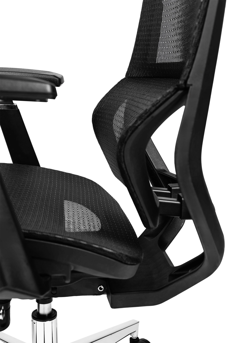 Bologna: Cu suport extensibil pentru picioare și reglaj de înălțime a spătarului, CUSTÓ Bologna transformă pauzele scurte în momente de relaxare reală. Șezutul din plasă elastomerică și spătarul din plasă acrilică asigură ventilație continuă. Suportul lombar reglabil și tetiera 2D se adaptează formei tale, iar brațele 3D pot fi ajustate în fiecare direcție. Șezutul glisant și mecanismul sincron mențin postura corectă în sarcini diverse. Roțile din plastic alunecă ușor, iar finisajul negru se potrivește spațiilor high-tech.