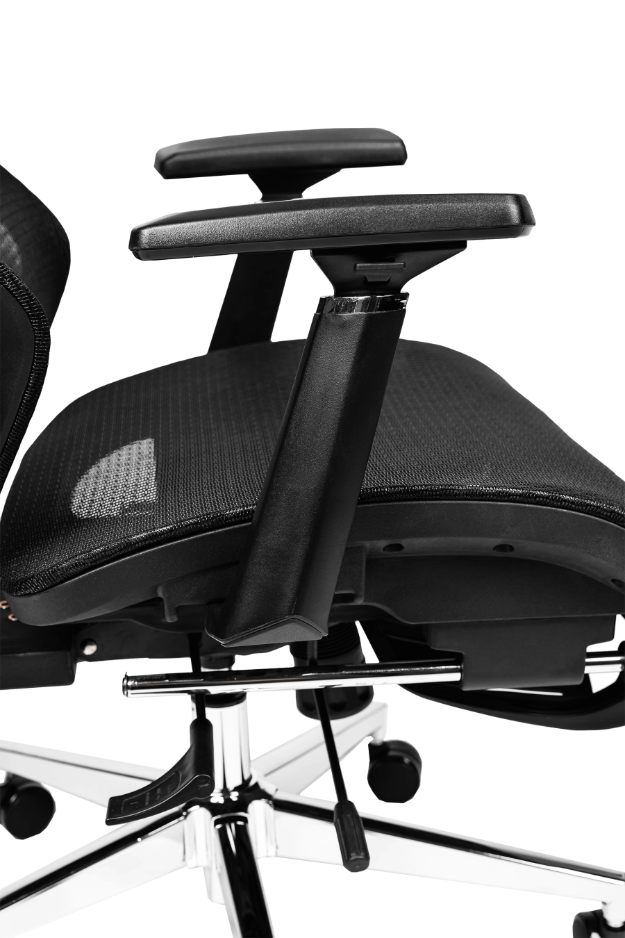 Bologna: Cu suport extensibil pentru picioare și reglaj de înălțime a spătarului, CUSTÓ Bologna transformă pauzele scurte în momente de relaxare reală. Șezutul din plasă elastomerică și spătarul din plasă acrilică asigură ventilație continuă. Suportul lombar reglabil și tetiera 2D se adaptează formei tale, iar brațele 3D pot fi ajustate în fiecare direcție. Șezutul glisant și mecanismul sincron mențin postura corectă în sarcini diverse. Roțile din plastic alunecă ușor, iar finisajul negru se potrivește spațiilor high-tech.