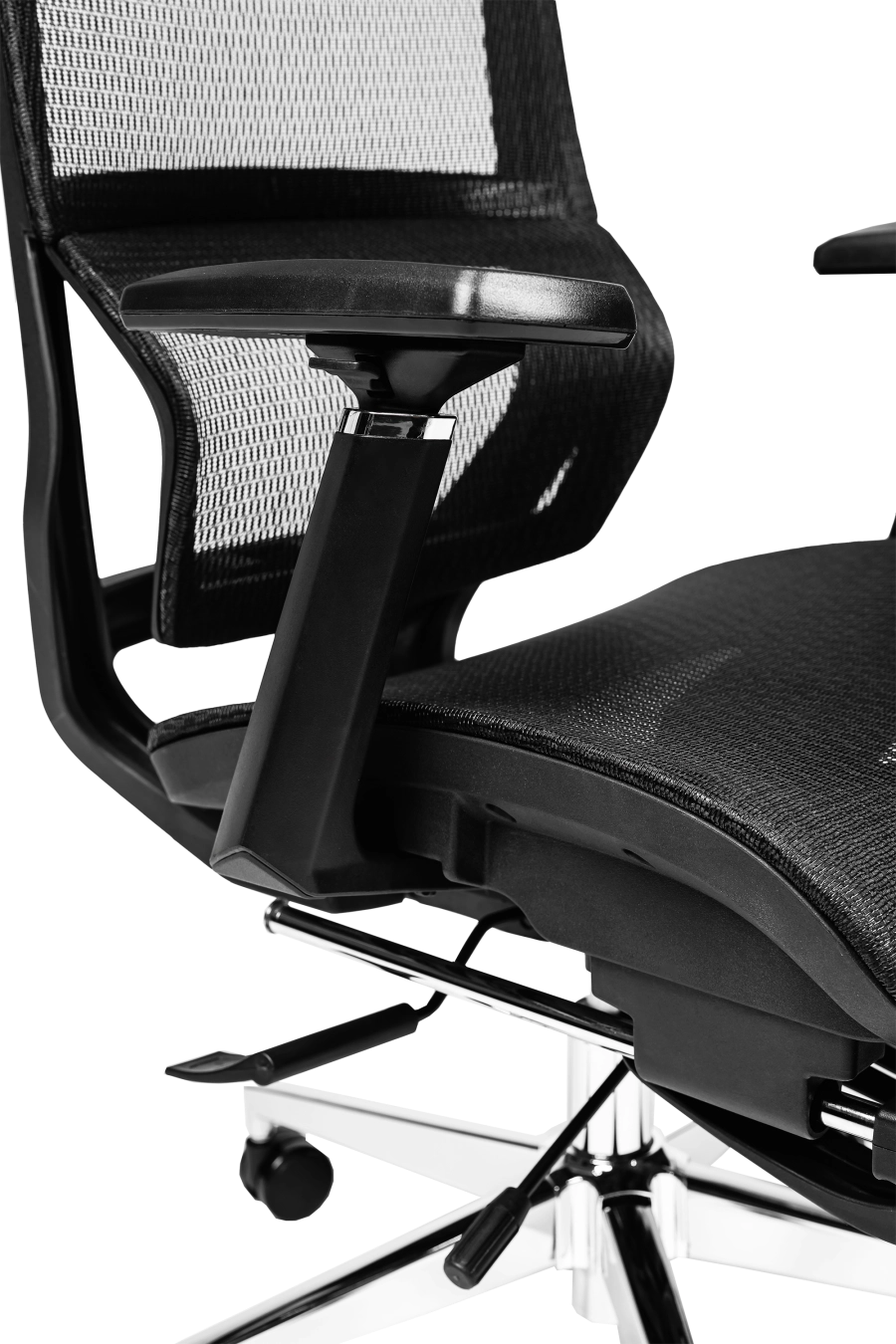 Bologna: Cu suport extensibil pentru picioare și reglaj de înălțime a spătarului, CUSTÓ Bologna transformă pauzele scurte în momente de relaxare reală. Șezutul din plasă elastomerică și spătarul din plasă acrilică asigură ventilație continuă. Suportul lombar reglabil și tetiera 2D se adaptează formei tale, iar brațele 3D pot fi ajustate în fiecare direcție. Șezutul glisant și mecanismul sincron mențin postura corectă în sarcini diverse. Roțile din plastic alunecă ușor, iar finisajul negru se potrivește spațiilor high-tech.