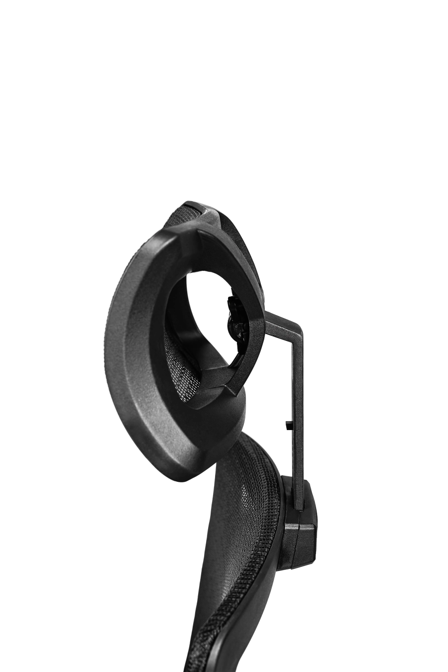 Bologna: Cu suport extensibil pentru picioare și reglaj de înălțime a spătarului, CUSTÓ Bologna transformă pauzele scurte în momente de relaxare reală. Șezutul din plasă elastomerică și spătarul din plasă acrilică asigură ventilație continuă. Suportul lombar reglabil și tetiera 2D se adaptează formei tale, iar brațele 3D pot fi ajustate în fiecare direcție. Șezutul glisant și mecanismul sincron mențin postura corectă în sarcini diverse. Roțile din plastic alunecă ușor, iar finisajul negru se potrivește spațiilor high-tech.