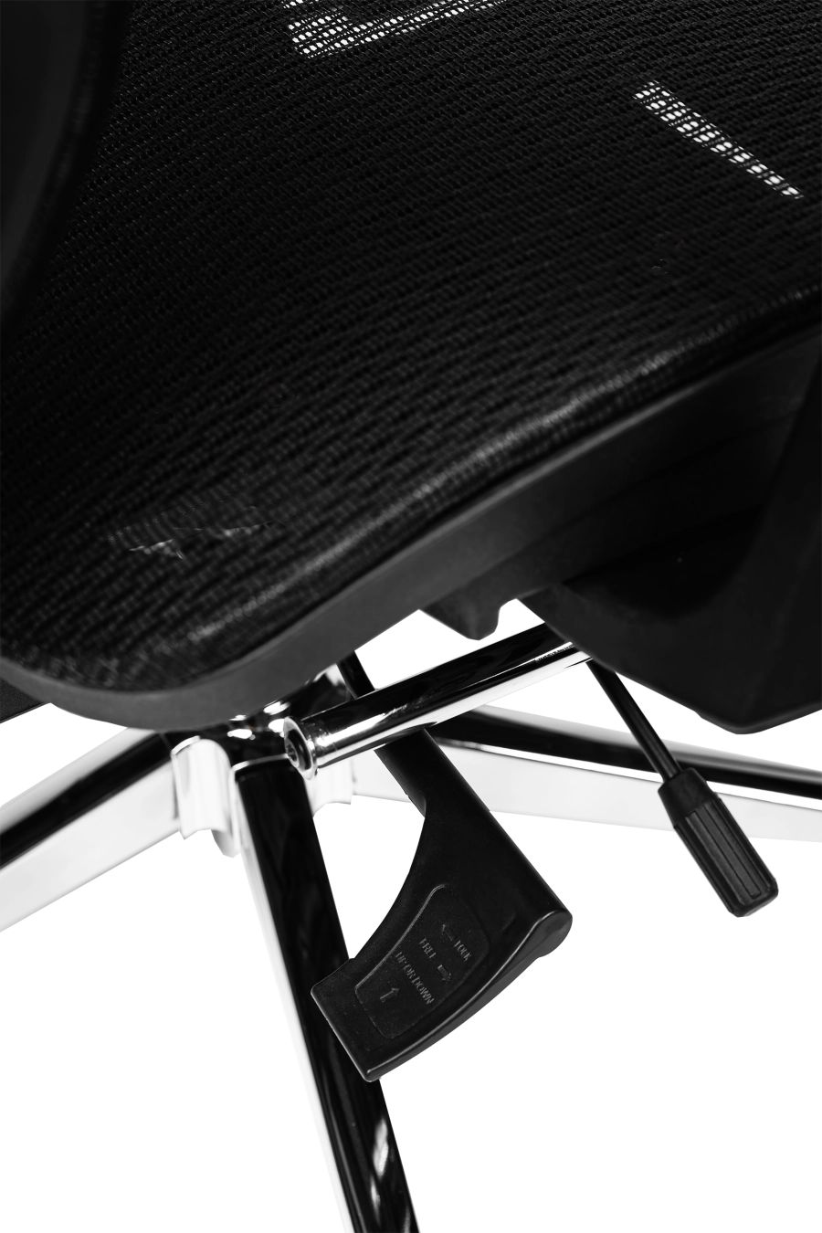 Bologna: Cu suport extensibil pentru picioare și reglaj de înălțime a spătarului, CUSTÓ Bologna transformă pauzele scurte în momente de relaxare reală. Șezutul din plasă elastomerică și spătarul din plasă acrilică asigură ventilație continuă. Suportul lombar reglabil și tetiera 2D se adaptează formei tale, iar brațele 3D pot fi ajustate în fiecare direcție. Șezutul glisant și mecanismul sincron mențin postura corectă în sarcini diverse. Roțile din plastic alunecă ușor, iar finisajul negru se potrivește spațiilor high-tech.