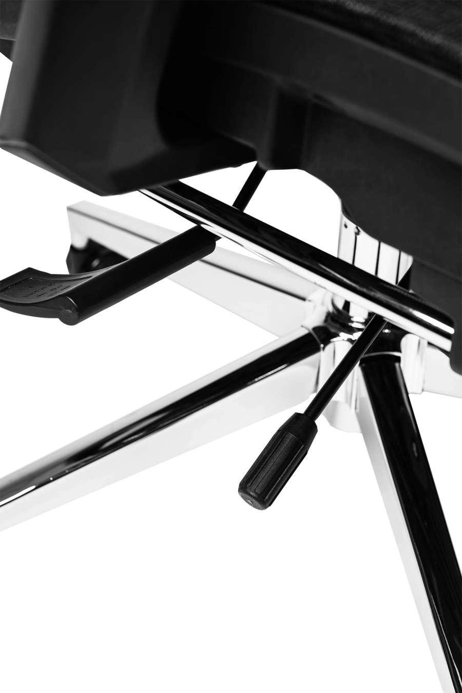 Bologna: Cu suport extensibil pentru picioare și reglaj de înălțime a spătarului, CUSTÓ Bologna transformă pauzele scurte în momente de relaxare reală. Șezutul din plasă elastomerică și spătarul din plasă acrilică asigură ventilație continuă. Suportul lombar reglabil și tetiera 2D se adaptează formei tale, iar brațele 3D pot fi ajustate în fiecare direcție. Șezutul glisant și mecanismul sincron mențin postura corectă în sarcini diverse. Roțile din plastic alunecă ușor, iar finisajul negru se potrivește spațiilor high-tech.