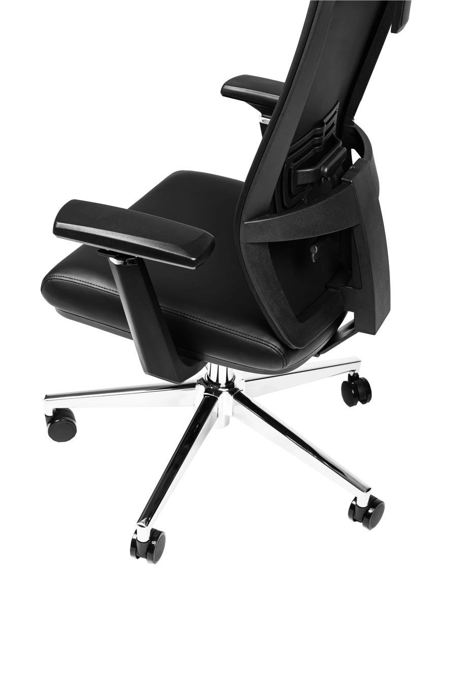 Girona: CUSTÓ Girona îmbină aspectul sofisticat al pielii artificiale cu beneficii ergonomice avansate. Suportul lombar 2D și tetiera 2D se ajustează precis, reducând presiunea pe discurile vertebrale. Șezutul glisant permite reglaj de adâncime, iar brațele 3D se aliniază rapid la poziția ideală de tastare. Spătarul larg susține întregul torace, favorizând respirația corectă. Baza rotativă și roțile din plastic garantează mobilitate fără zgârieturi. Potrivit pentru manageri care doresc confort premium în întâlniri îndelungate.