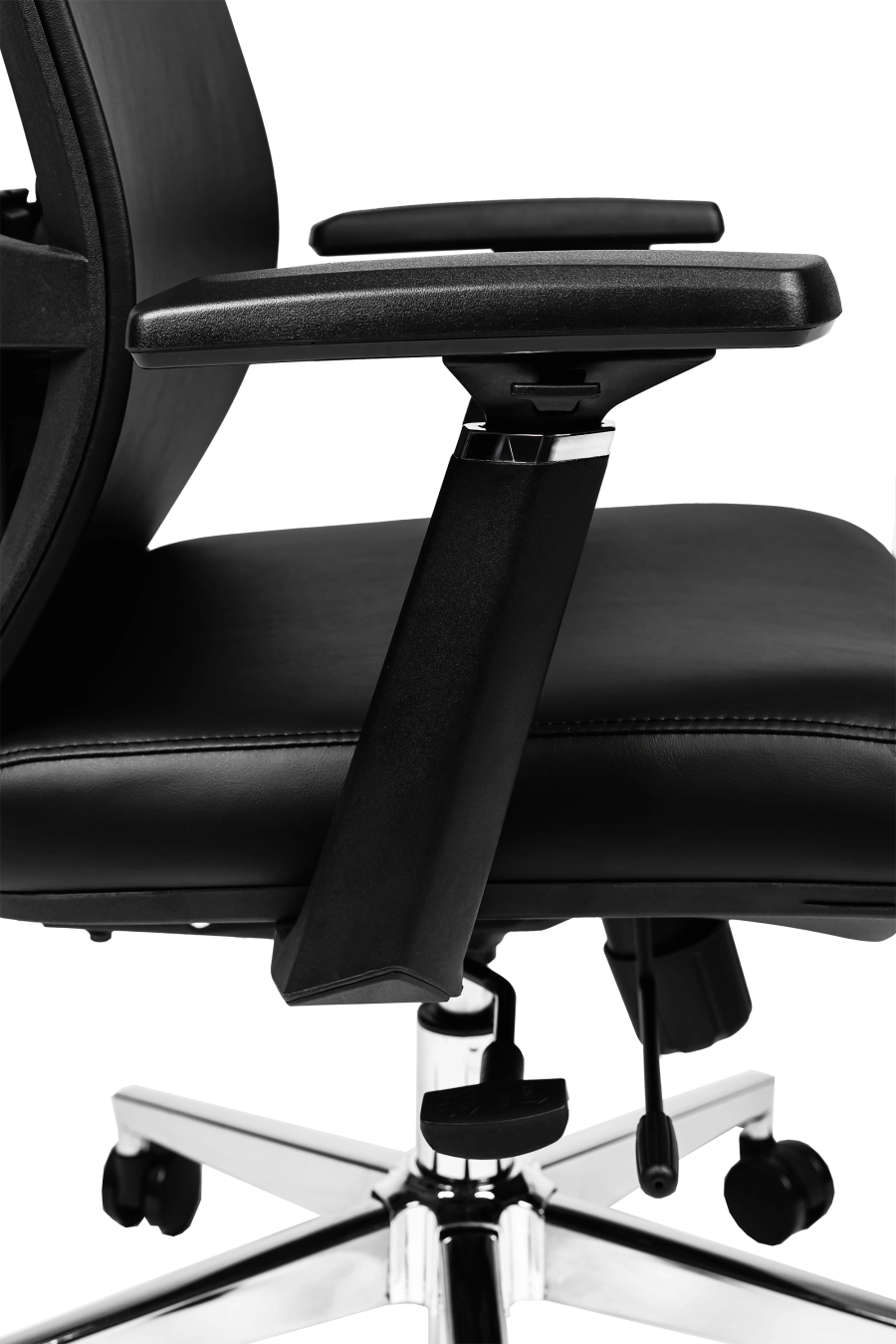 Girona: CUSTÓ Girona îmbină aspectul sofisticat al pielii artificiale cu beneficii ergonomice avansate. Suportul lombar 2D și tetiera 2D se ajustează precis, reducând presiunea pe discurile vertebrale. Șezutul glisant permite reglaj de adâncime, iar brațele 3D se aliniază rapid la poziția ideală de tastare. Spătarul larg susține întregul torace, favorizând respirația corectă. Baza rotativă și roțile din plastic garantează mobilitate fără zgârieturi. Potrivit pentru manageri care doresc confort premium în întâlniri îndelungate.