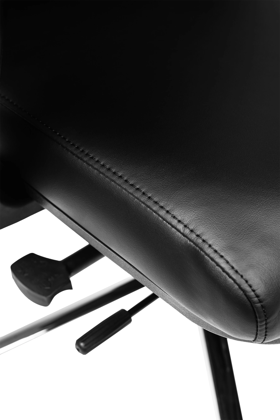 Girona: CUSTÓ Girona îmbină aspectul sofisticat al pielii artificiale cu beneficii ergonomice avansate. Suportul lombar 2D și tetiera 2D se ajustează precis, reducând presiunea pe discurile vertebrale. Șezutul glisant permite reglaj de adâncime, iar brațele 3D se aliniază rapid la poziția ideală de tastare. Spătarul larg susține întregul torace, favorizând respirația corectă. Baza rotativă și roțile din plastic garantează mobilitate fără zgârieturi. Potrivit pentru manageri care doresc confort premium în întâlniri îndelungate.