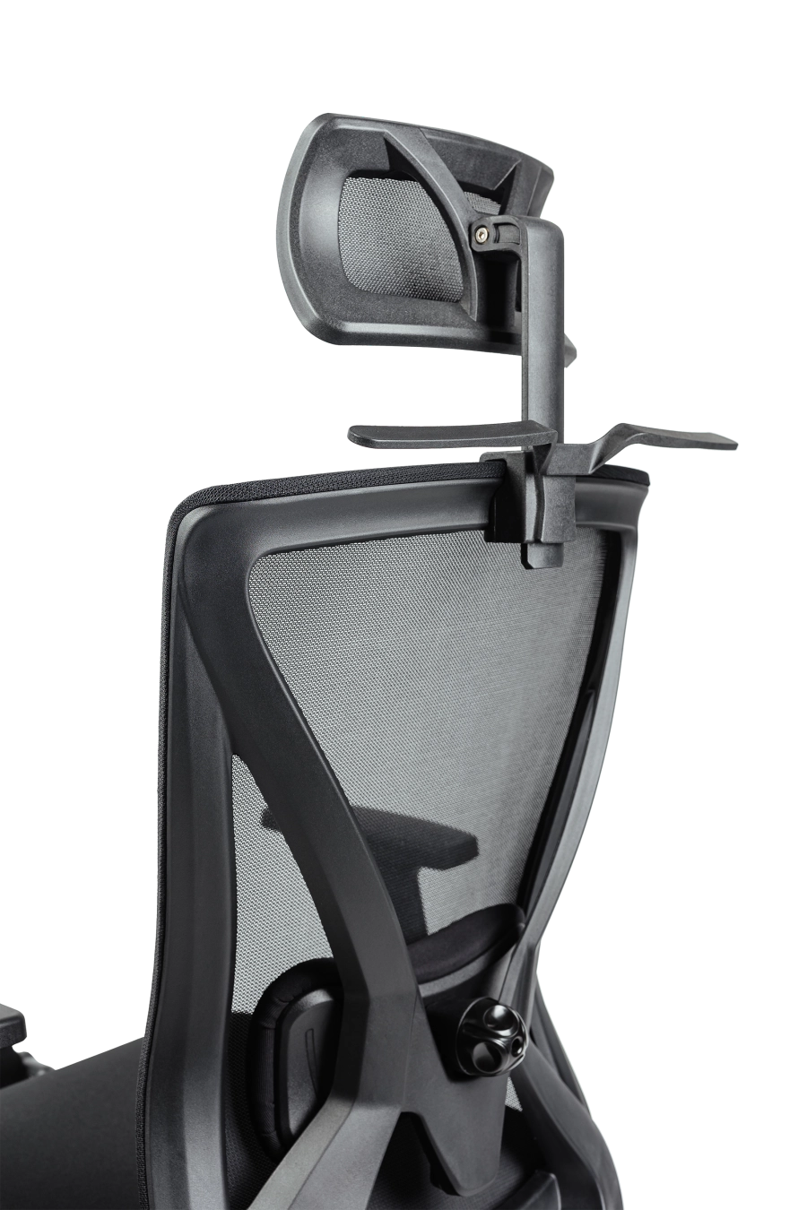 Dublin: CUSTÓ Dublin este scaunul complet echipat pentru multitasking: șezut textil comod, spătar din plasă acrilică ventilată și suport pentru picioare retractabil. Tetiera 2D și suportul lombar 2D se reglează independent, adaptându-se stilului tău de lucru. Brațele ajustabile pe înălțime facilitează trecerea de la tastare la prezentări. Un umeraș integrat păstrează sacoul impecabil, eliminând aglomerația de pe spătar. Roțile din poliuretan rulează lin, iar finisajul negru se integrează perfect în birouri moderne.